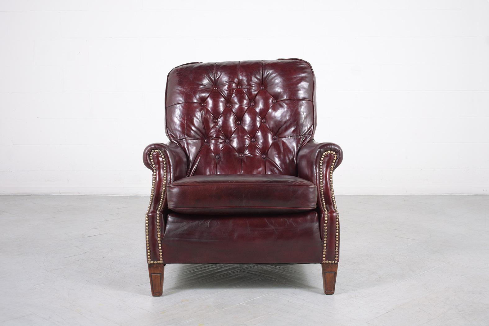 Tacheté Fauteuil de salon anglais ancien Chesterfield : Design touffeté en cuir rouge Cordovan en vente
