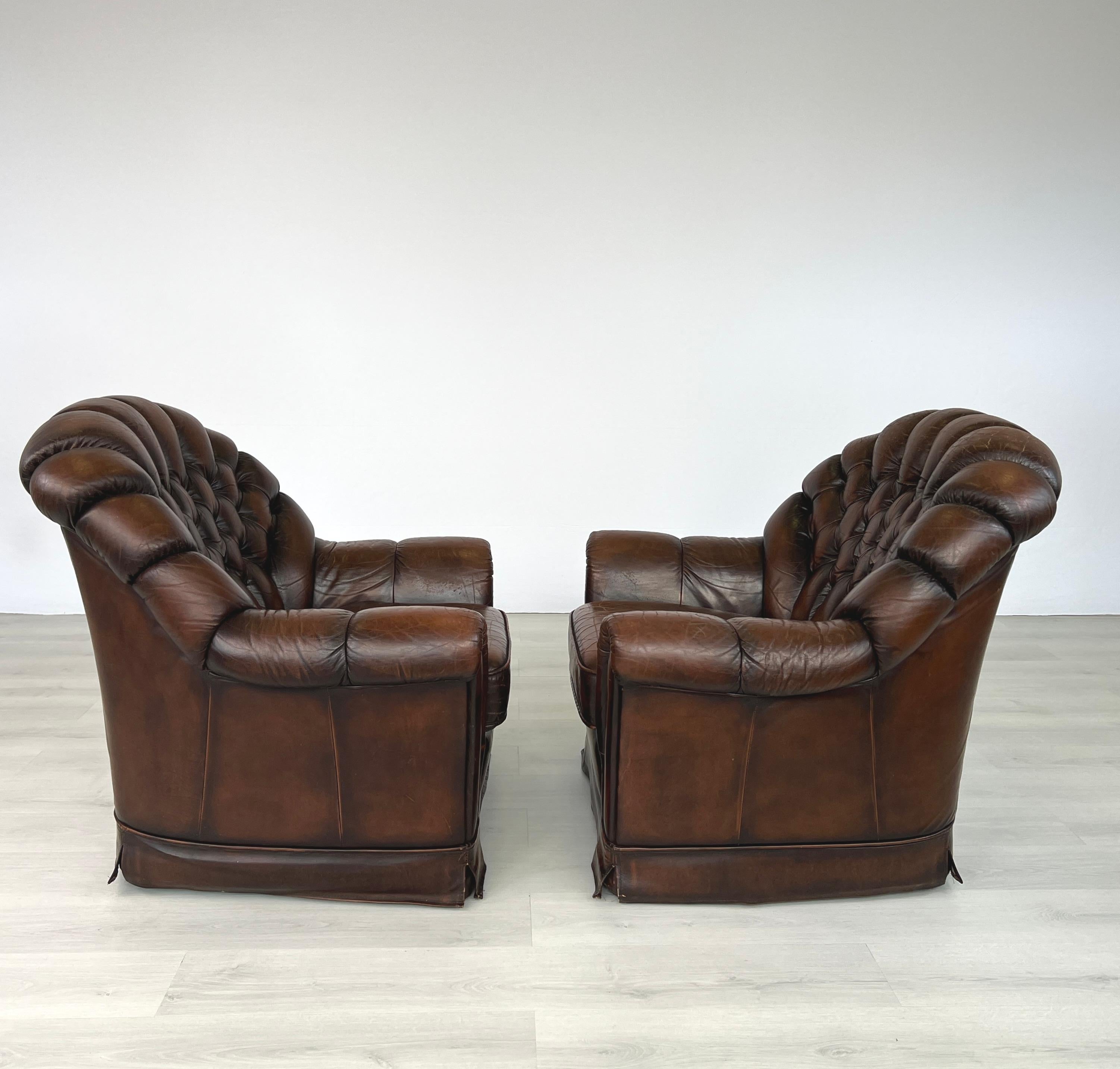 Sillones Chesterfield Vintage de cuero - Pareja Francés en venta