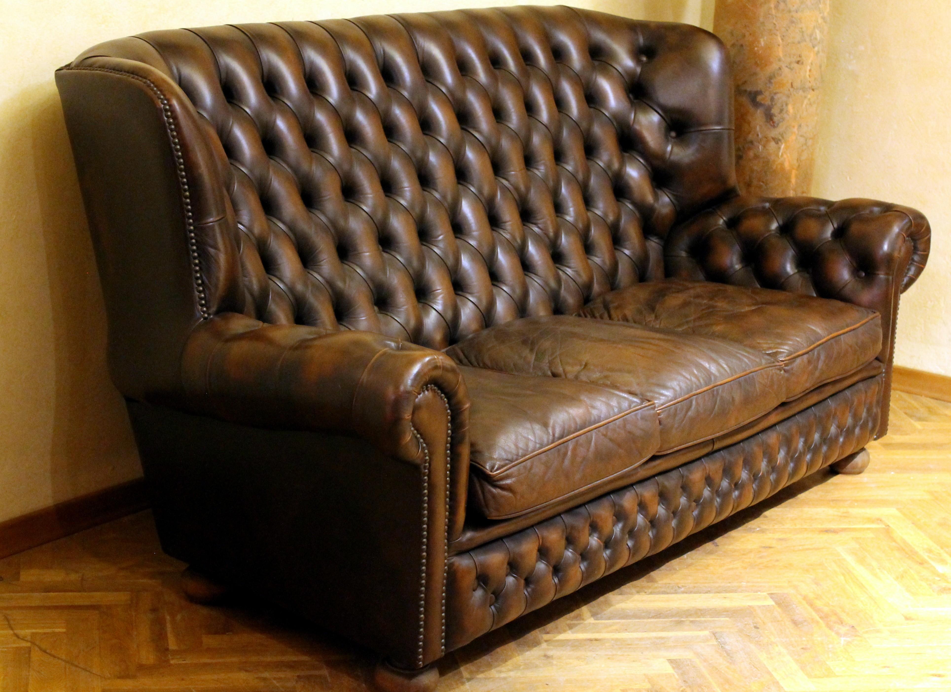 Vintage Chesterfield Sofa Brown Leather High Back Three Seats and Button Tufted In Good Condition In Firenze, IT