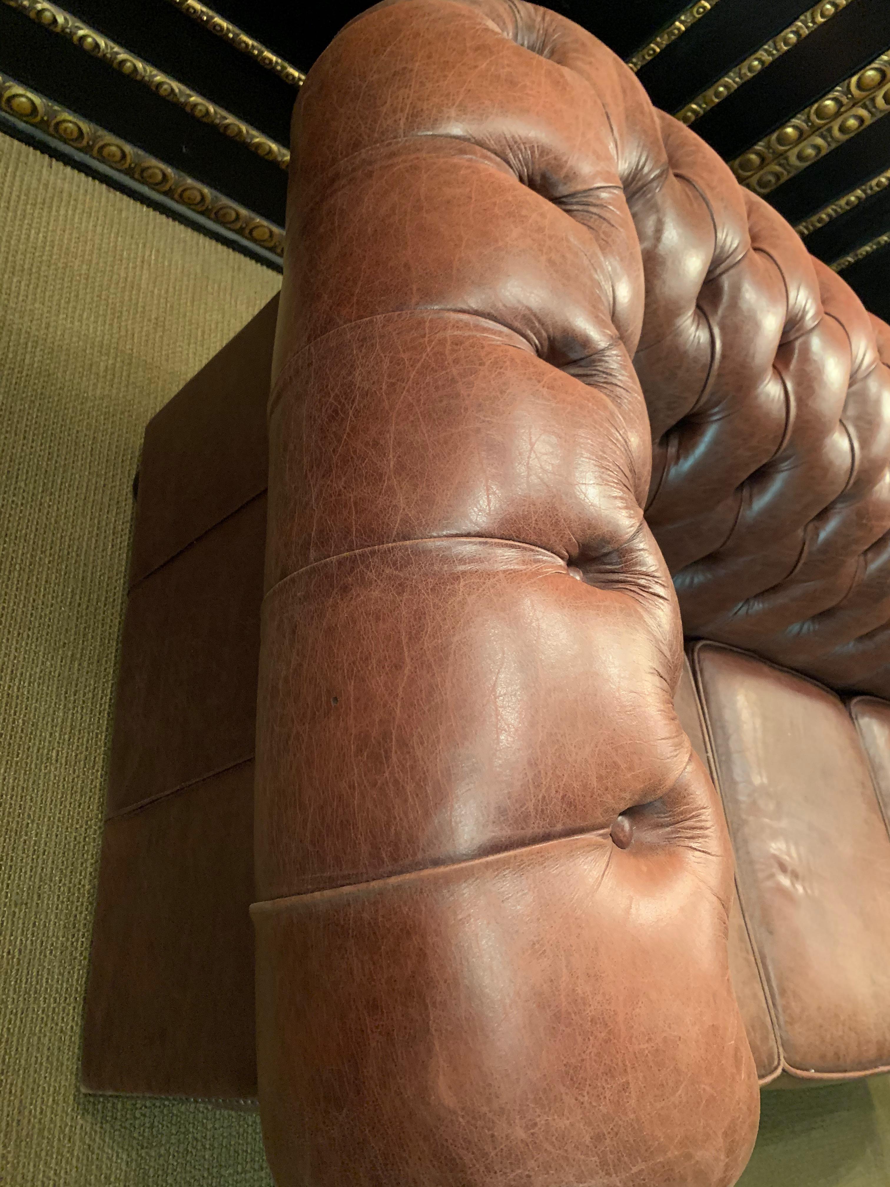 Canapé Chesterfield vintage en cuir cognac monté avec de nombreux boutons en vente 4