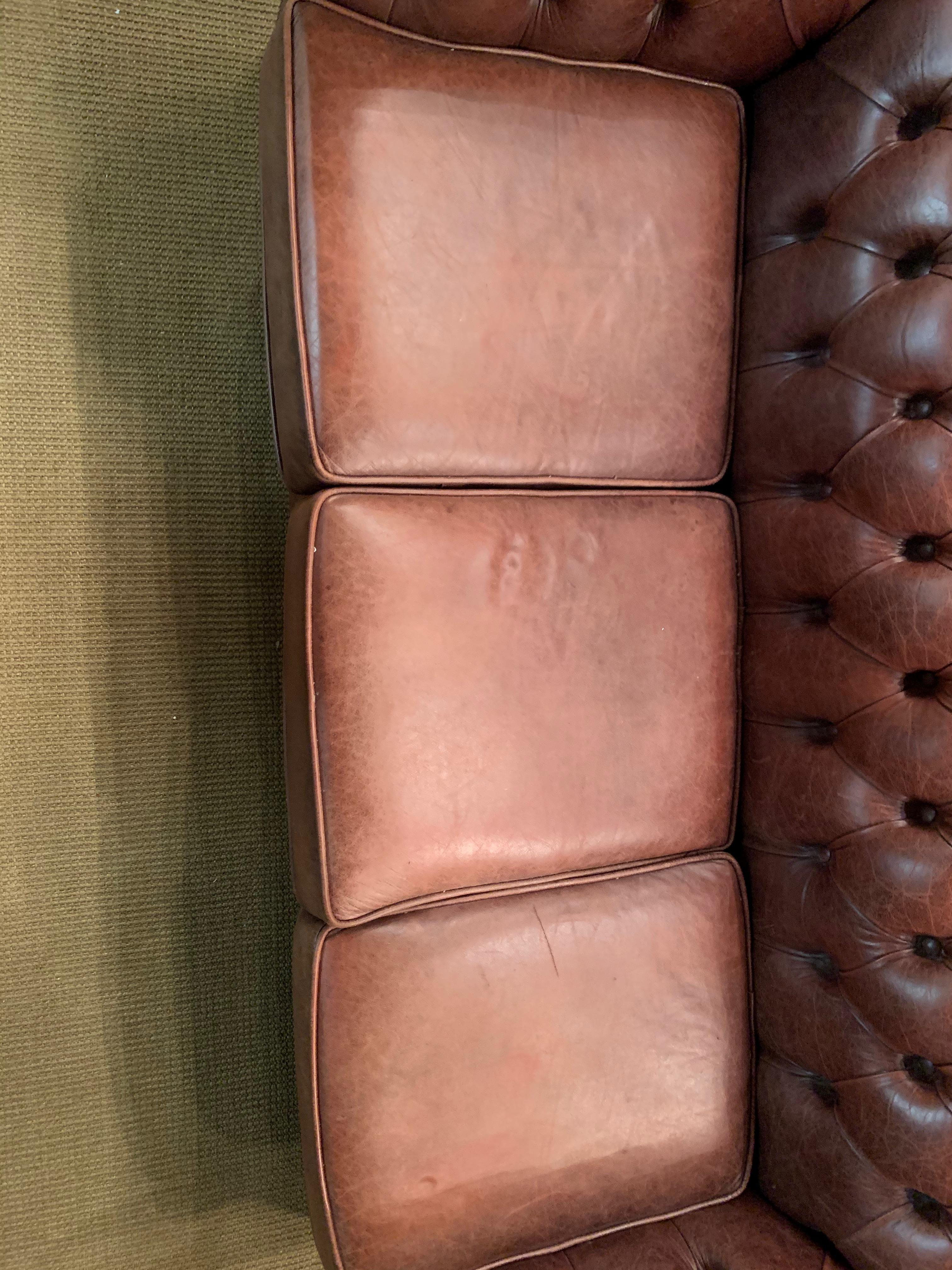 Canapé Chesterfield vintage en cuir cognac monté avec de nombreux boutons Bon état - En vente à Berlin, DE