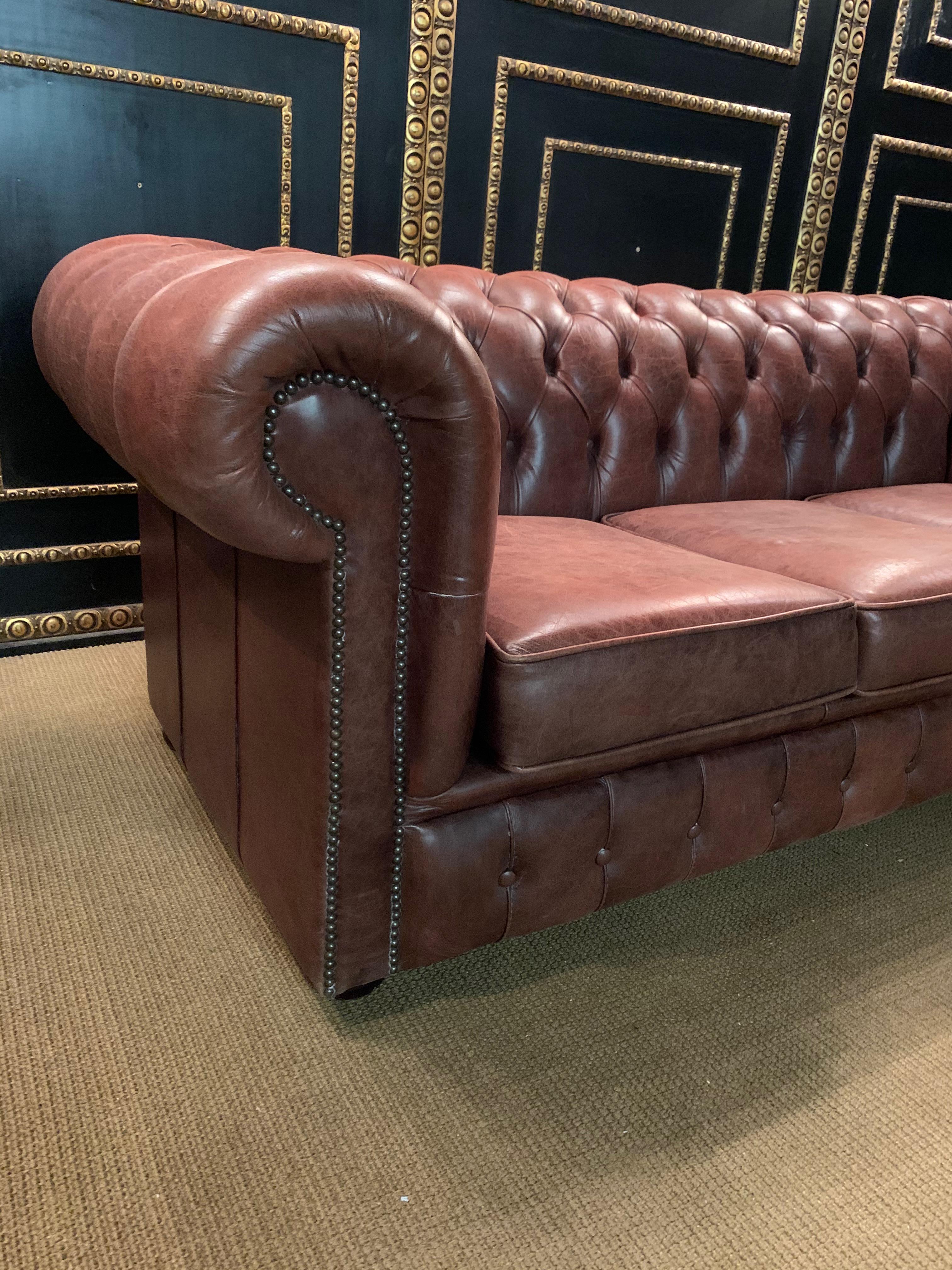 Canapé Chesterfield vintage en cuir cognac monté avec de nombreux boutons en vente 1