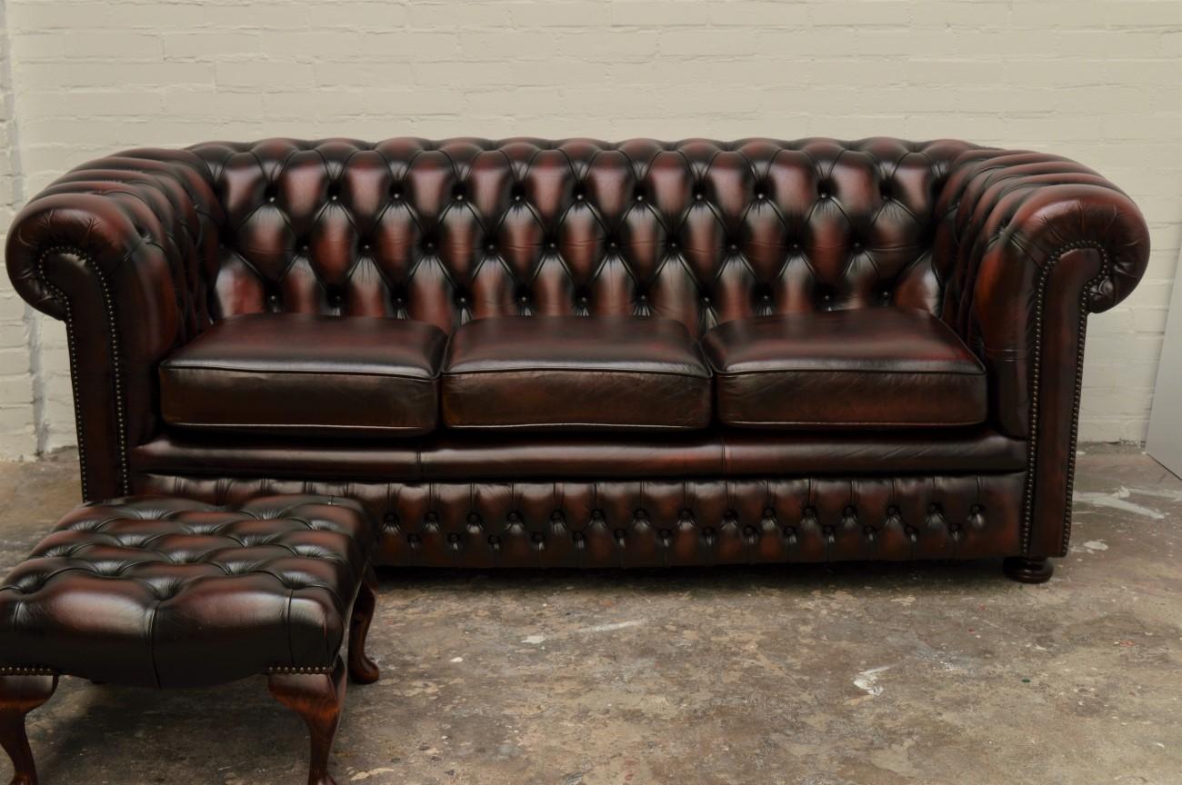 Nice old Chesterfield sofa with new leather on top of the three cushions and new piping on the cushion tops.
All new filling material and completely checked from inside out.

Because the age of this Chesterfield (1977) and the perfect frame we