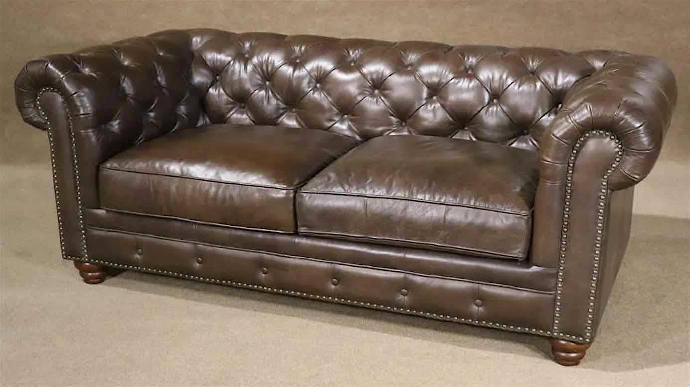 Beautiful leather sofa with tufted back and nail head trim. Great for home or bar use with a classic chesterfield style.
Please confirm location.
 