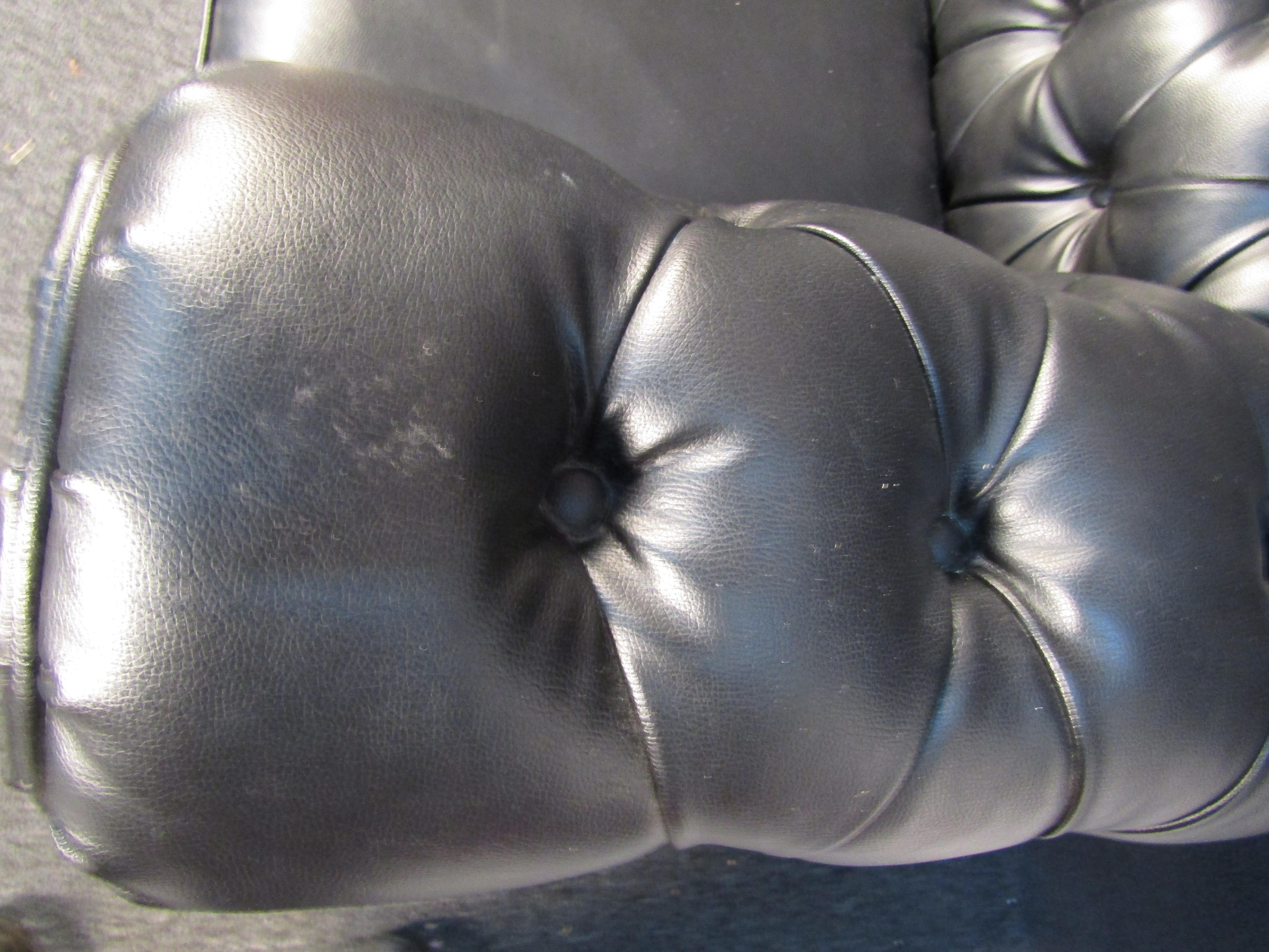 Vintage Chesterfield Sofa In Good Condition In Brooklyn, NY