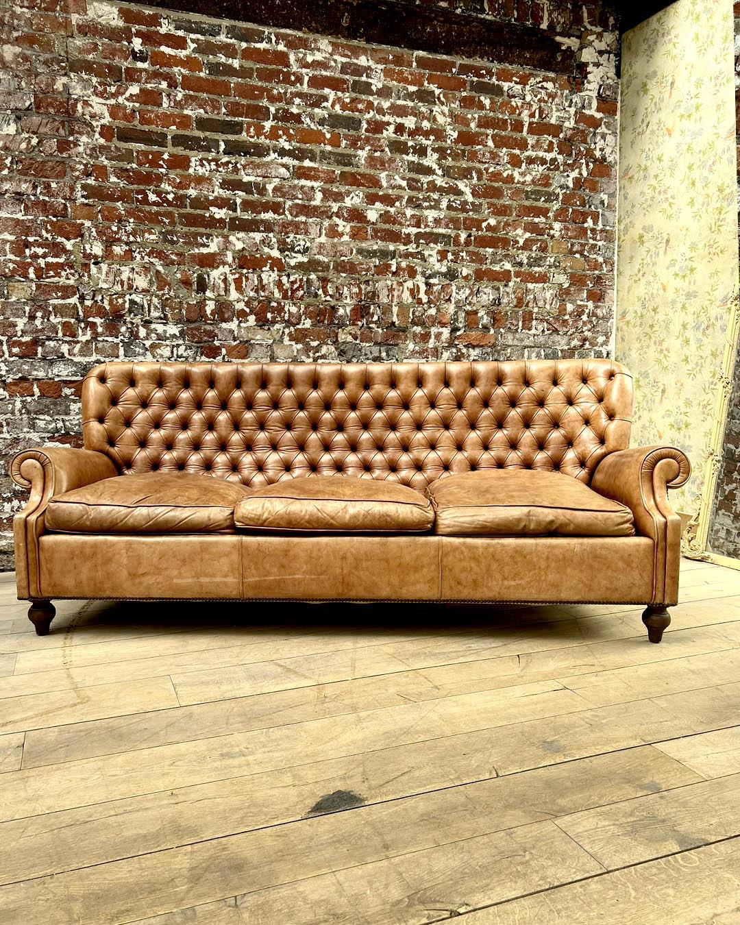 Vintage Chesterfield Sofa in Tan Patinated Leather For Sale 1