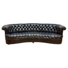 Canapé vintage en simili cuir noir à dossier incurvé de style Chesterfield