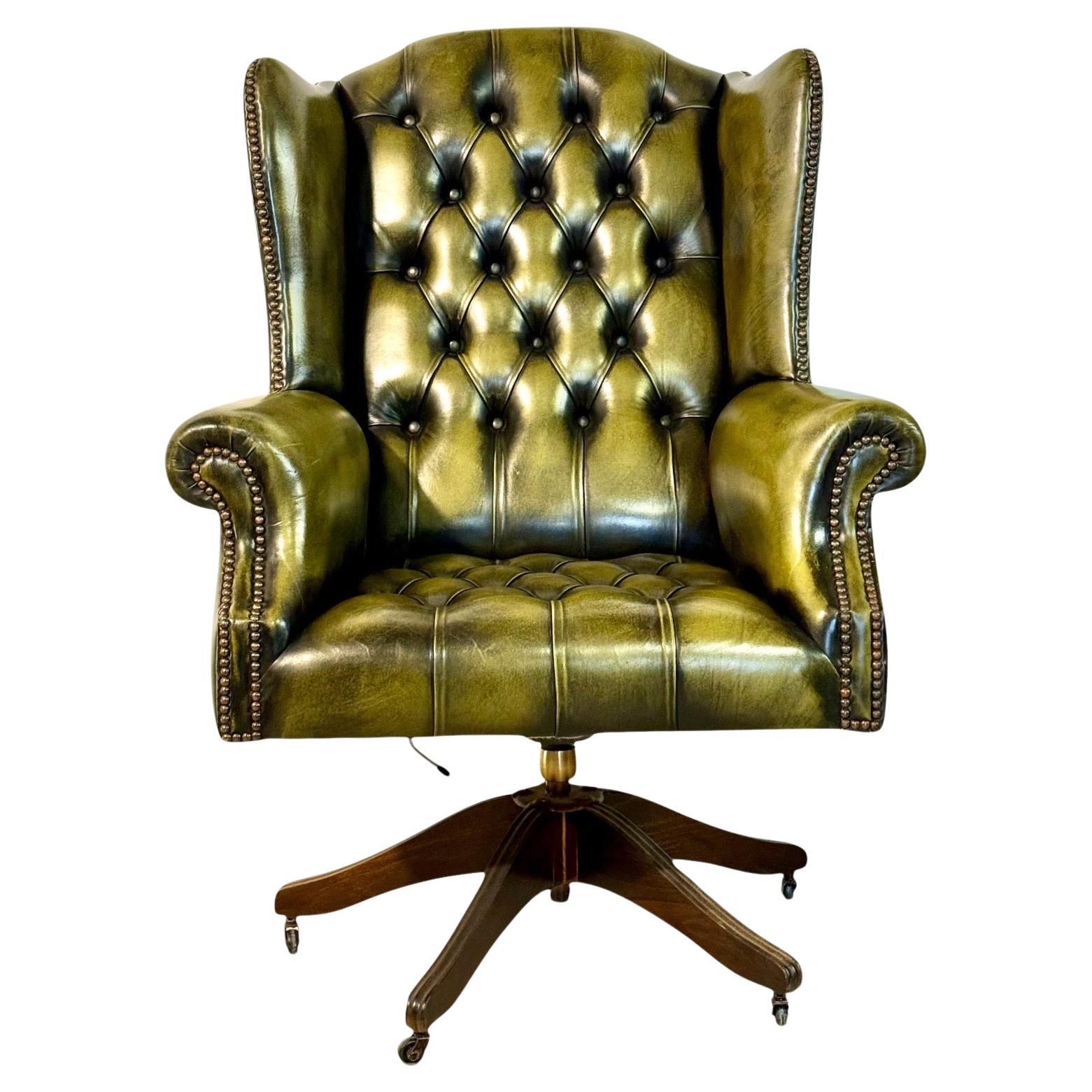 Sedia da scrivania girevole in pelle verde in stile Chesterfield vintage
