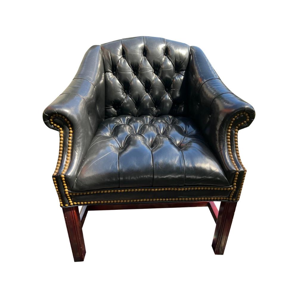 Paire de chaises touffetées vintage de style Chesterfield en noir

Cette élégante paire de chaises touffetées vintage de style Chesterfield offre un mélange parfait de design traditionnel et d'artisanat classique. Dotées d'un luxueux revêtement en