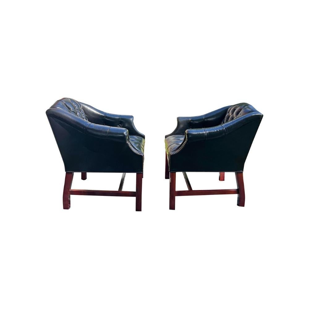 Américain Paire de chaises touffetées de style Chesterfield vintage en noir en vente