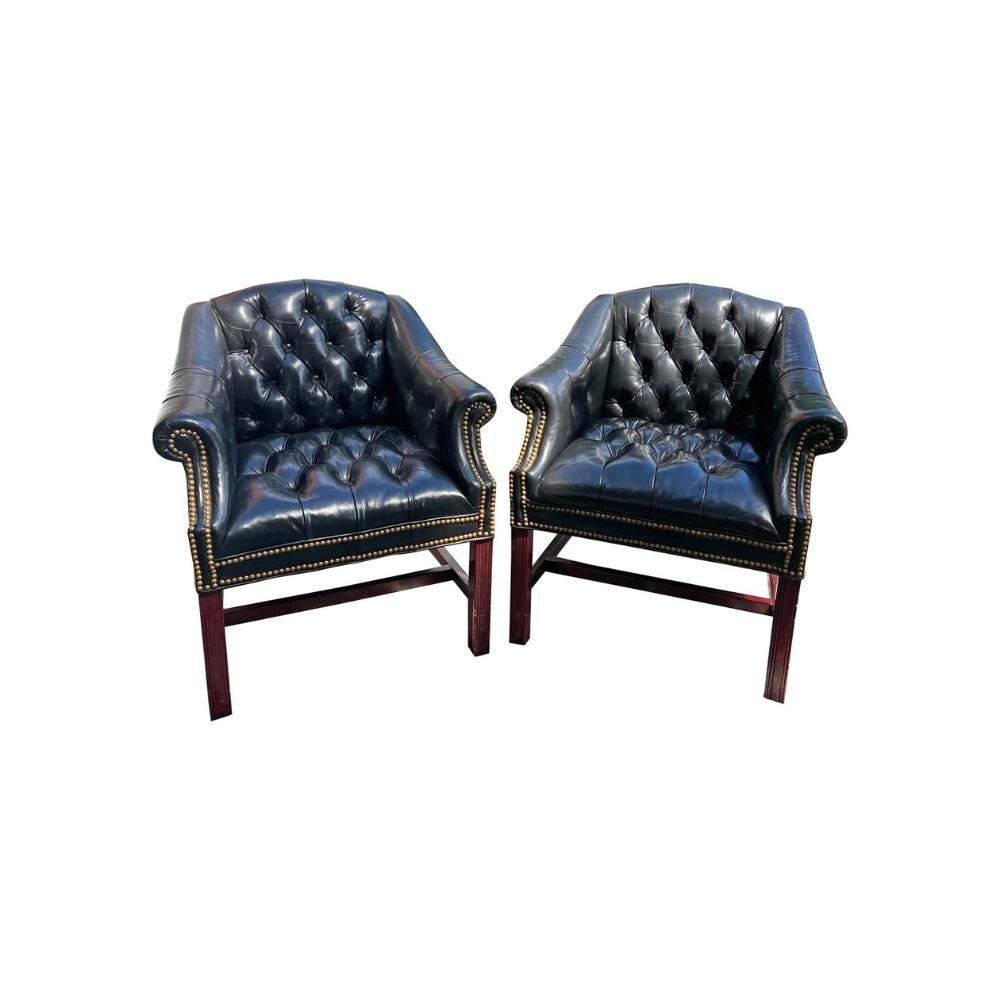 Paire de chaises touffetées de style Chesterfield vintage en noir Bon état - En vente à Saddle River, NJ