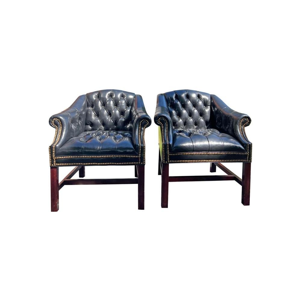 Fin du 20e siècle Paire de chaises touffetées de style Chesterfield vintage en noir en vente