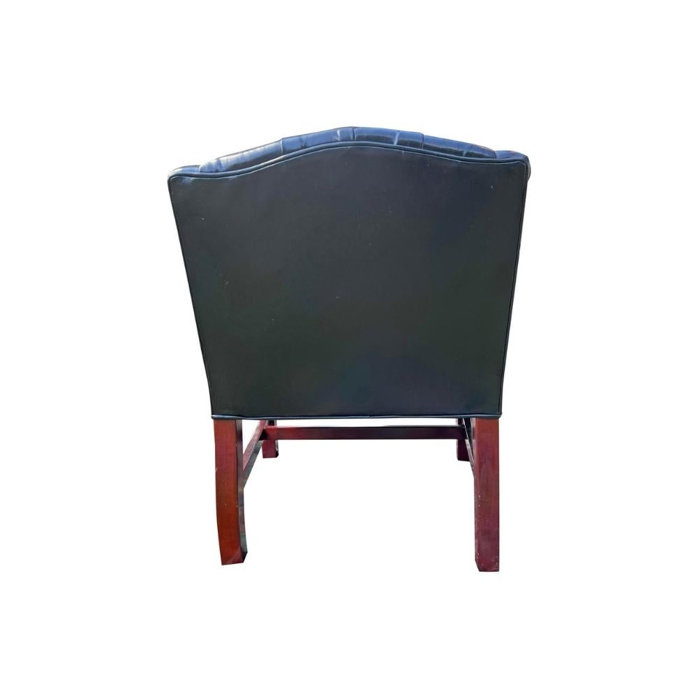 Cuir Paire de chaises touffetées de style Chesterfield vintage en noir en vente