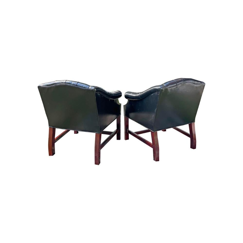 Paire de chaises touffetées de style Chesterfield vintage en noir en vente 1