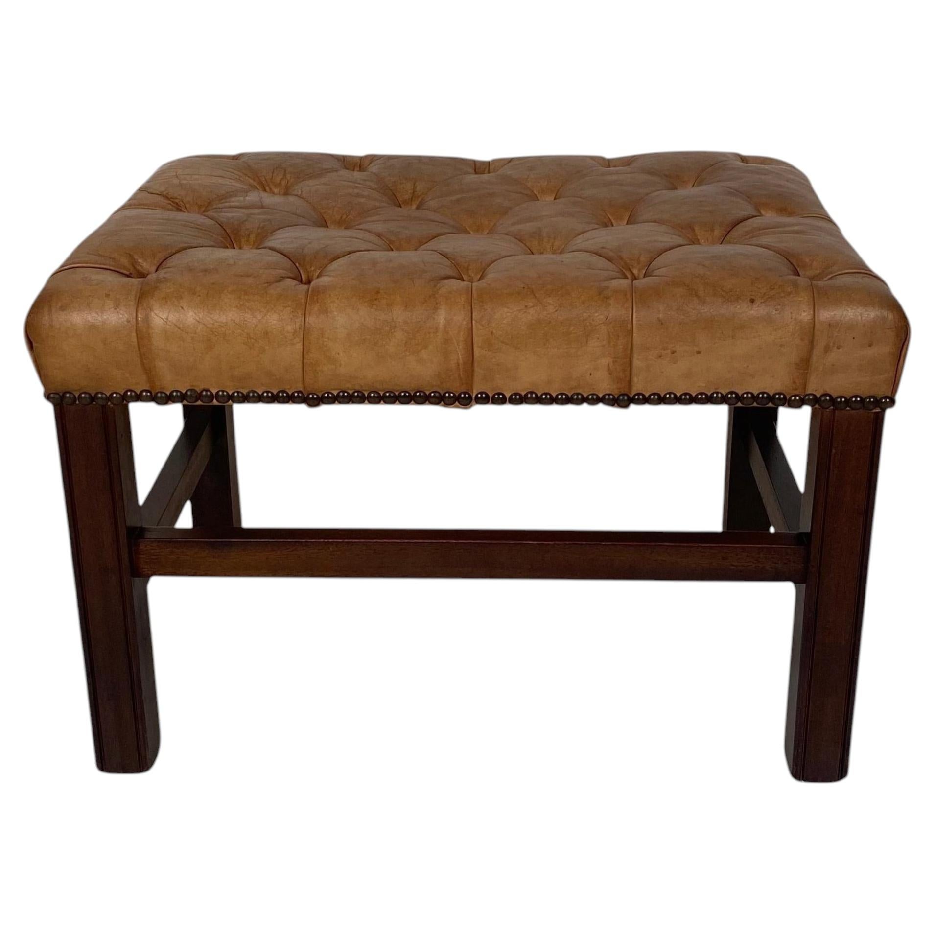 Vintage Chesterfield Banco Reposapiés de cuero natural teñido a mano en venta
