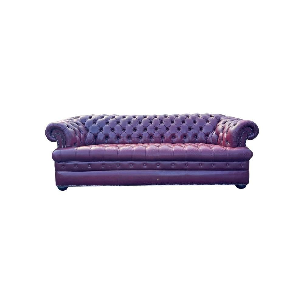 Moderno Vintage Chesterfield Tufted Leather Sofa With Brass Rivets in Red in vendita