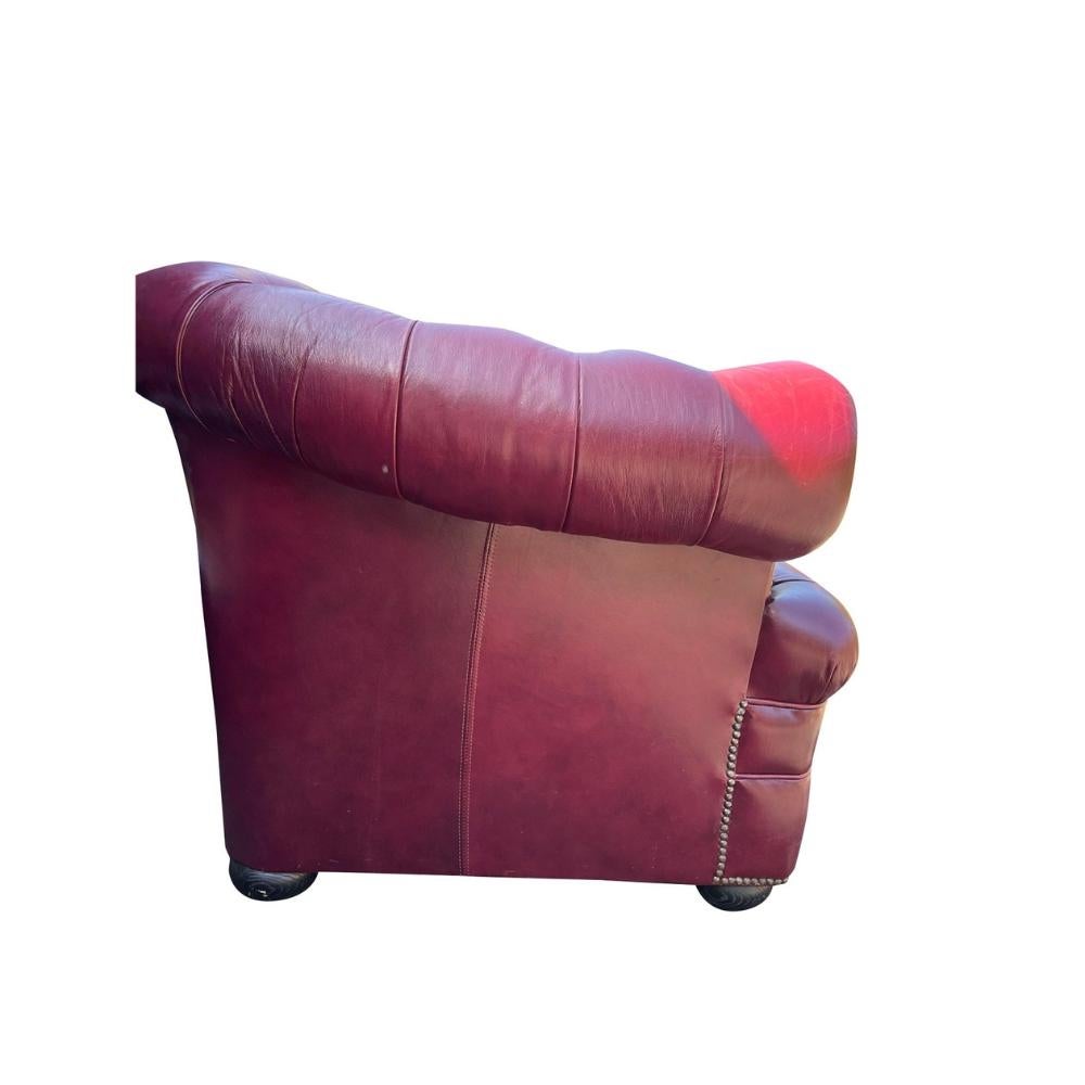 Vintage Chesterfield Tufted Leather Sofa With Brass Rivets in Red In condizioni buone in vendita a Saddle River, NJ