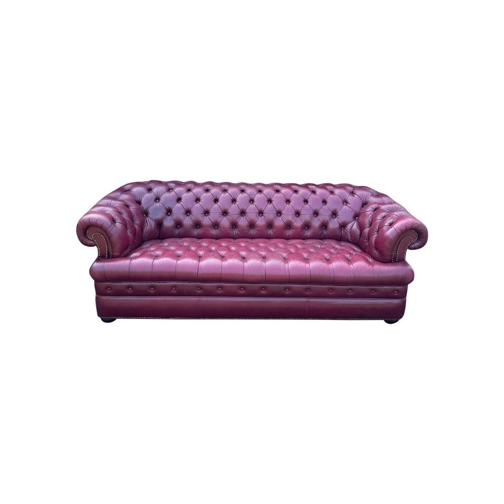 Fine XX secolo Vintage Chesterfield Tufted Leather Sofa With Brass Rivets in Red in vendita