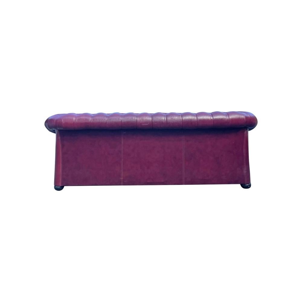 Vintage Chesterfield Tufted Leather Sofa With Brass Rivets in Red in vendita 1