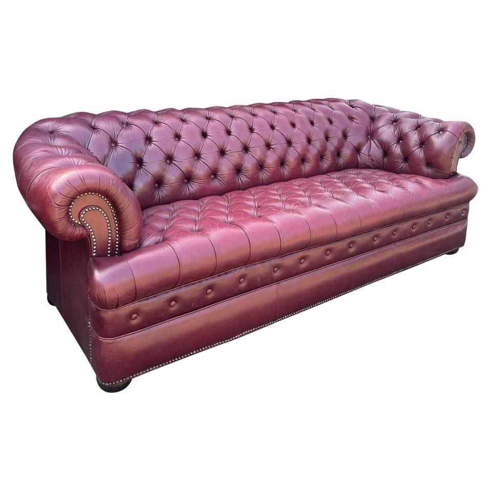 Vintage Chesterfield Tufted Leather Sofa With Brass Rivets in Red in vendita