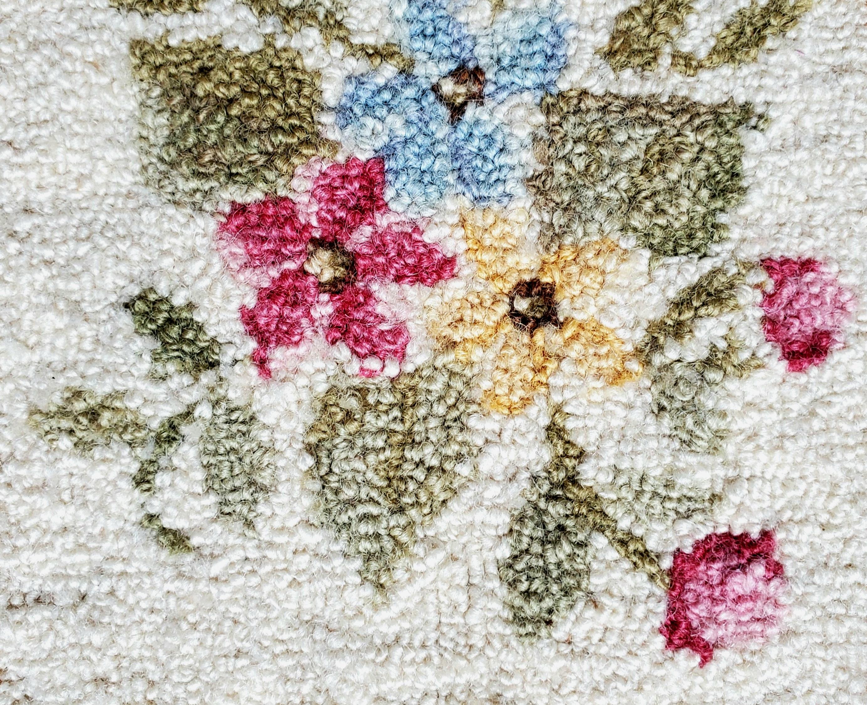 Tapis en laine du milieu du siècle, crocheté à la main par l'artiste Chéticamp en vente 2