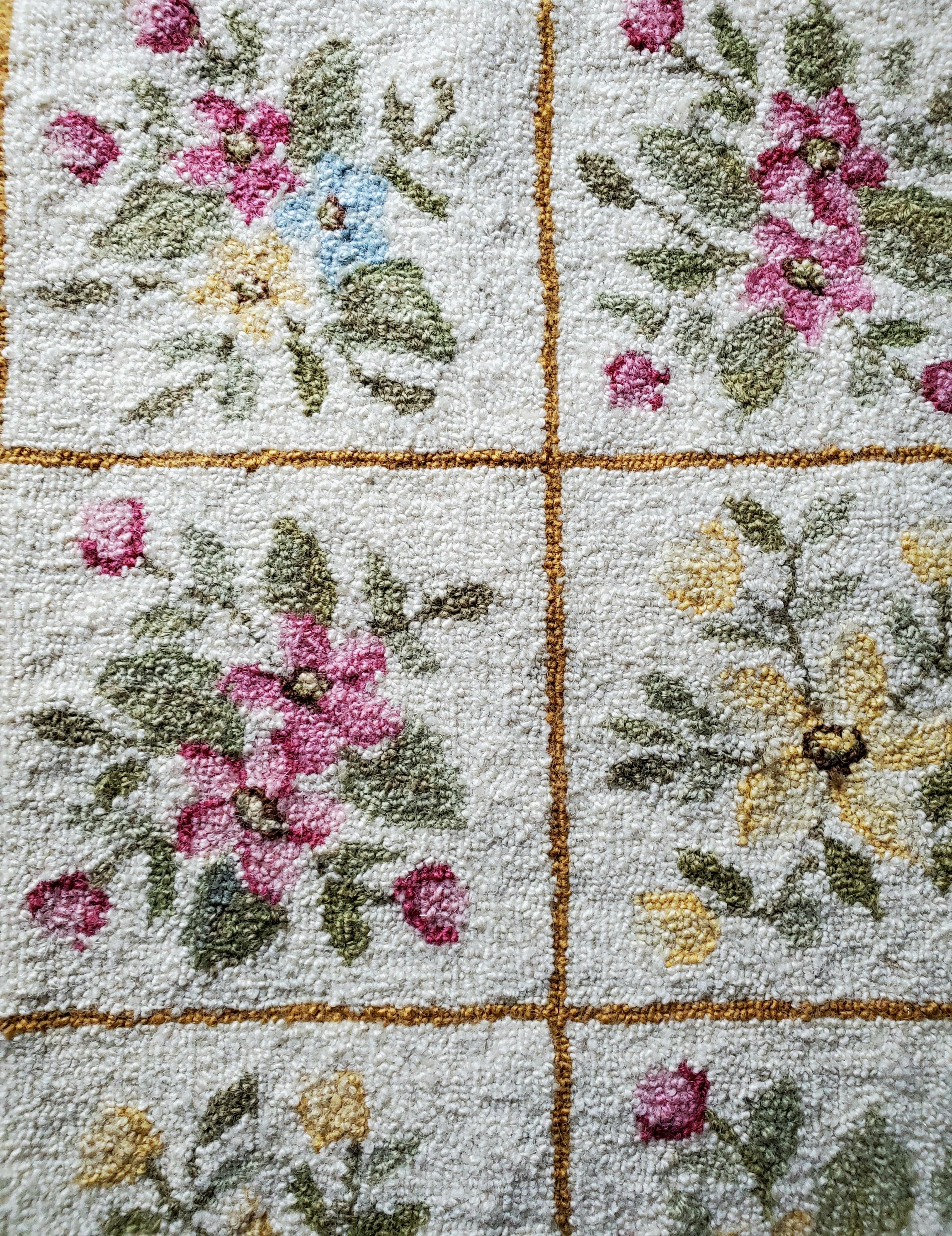 Tapis en laine du milieu du siècle, crocheté à la main par l'artiste Chéticamp Bon état - En vente à Nova Scotia, NS