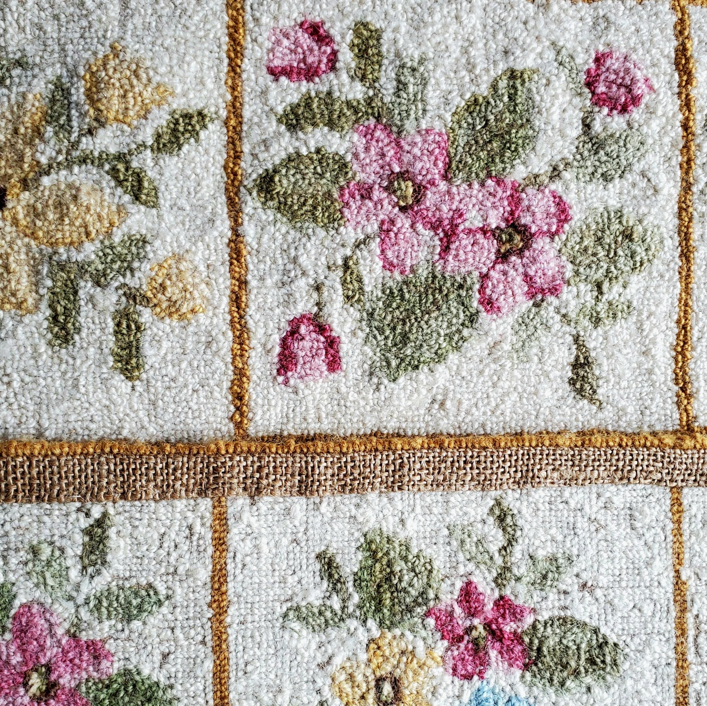 Tissu Tapis en laine du milieu du siècle, crocheté à la main par l'artiste Chéticamp en vente