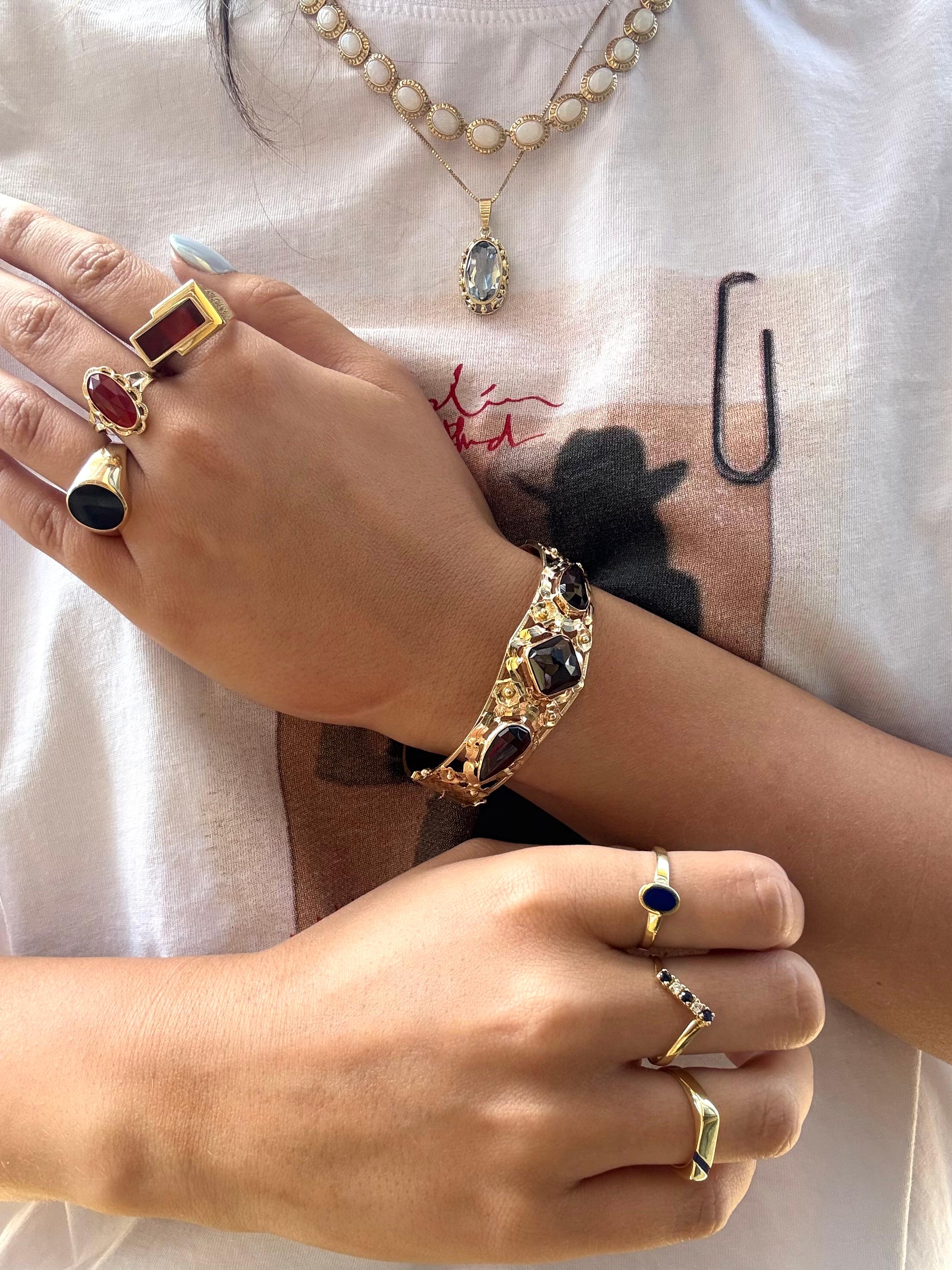 Anillo vintage Chevron de zafiro y diamantes, oro amarillo de 14 quilates en venta 2