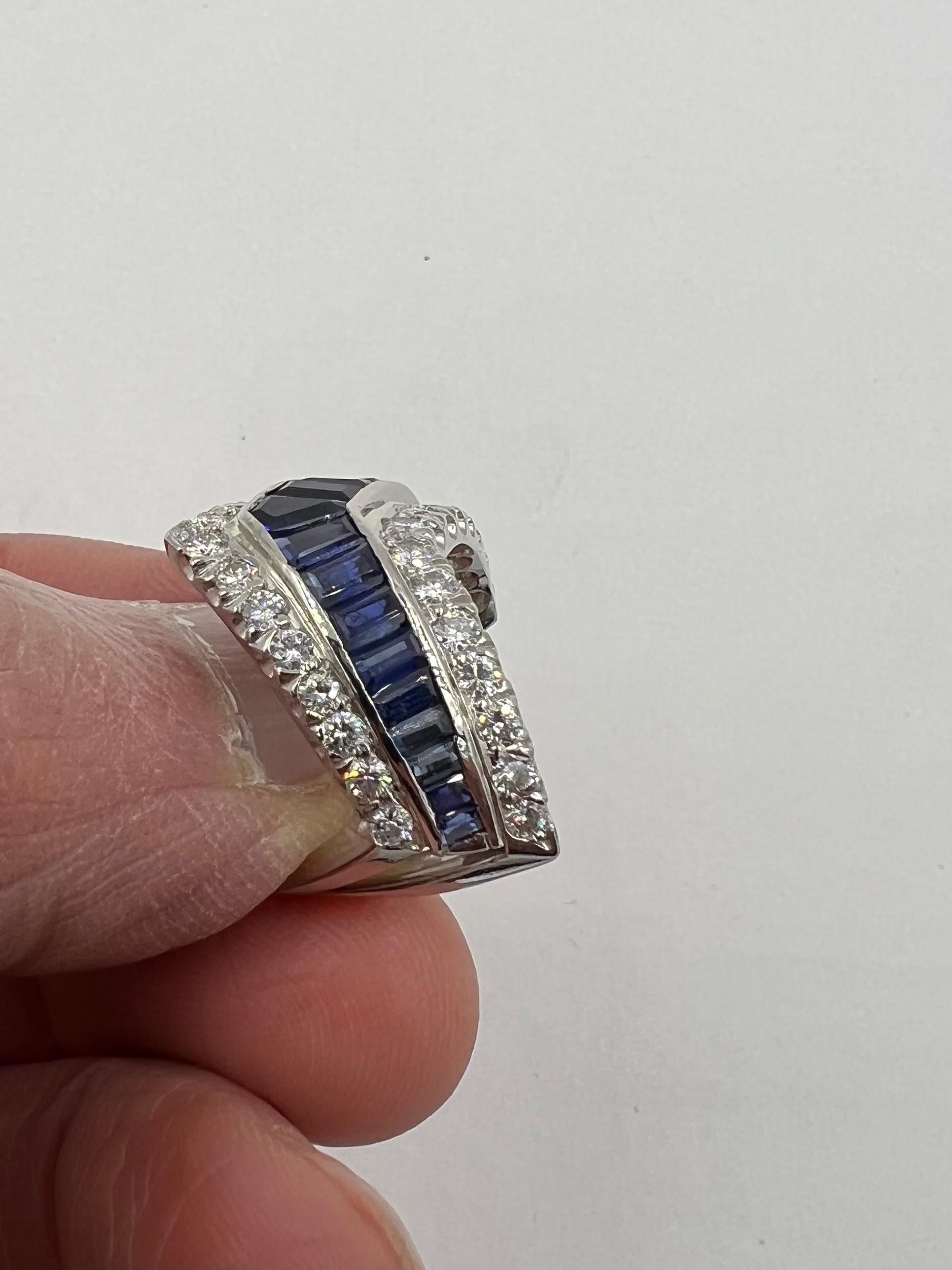 Moderniste Bague jonc vintage en platine à chevrons avec saphir et diamants en vente