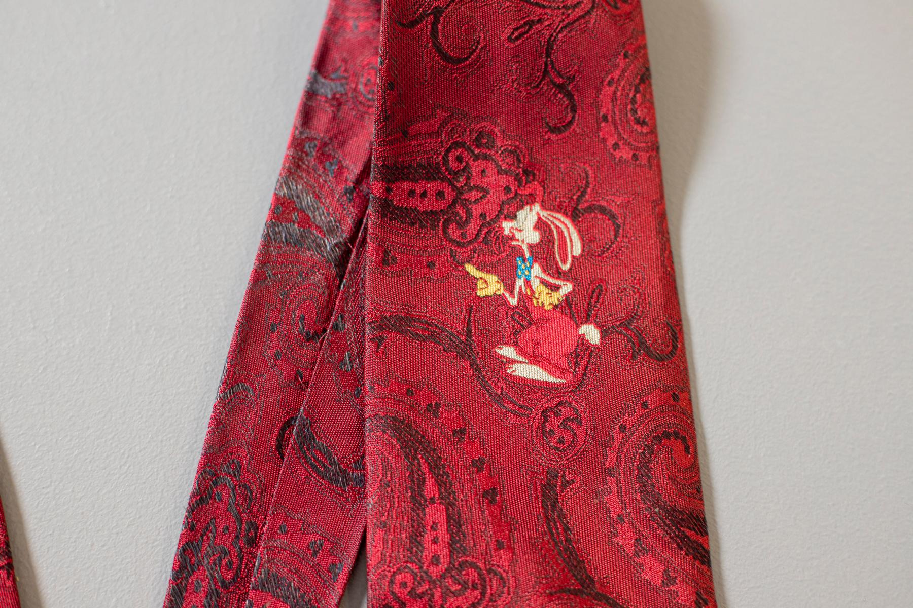 Particular tie designed by Chi ha incastrato Roger Rabbit, perfect for lovers of this famous rabbit. Decorated with a red background with paisley motifs and with Roger rabbit drawn in the center. Ideal for an evening with friends at the cinema or