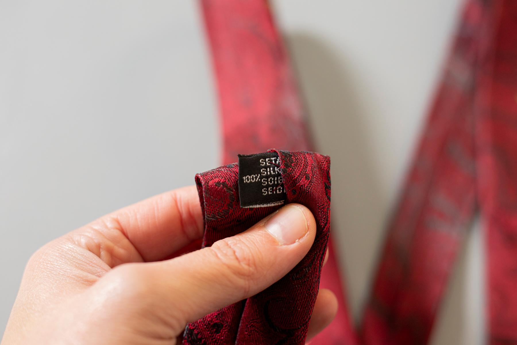 Pink Vintage Chi ha incastrato Roger Rabbit 100% silk tie  For Sale