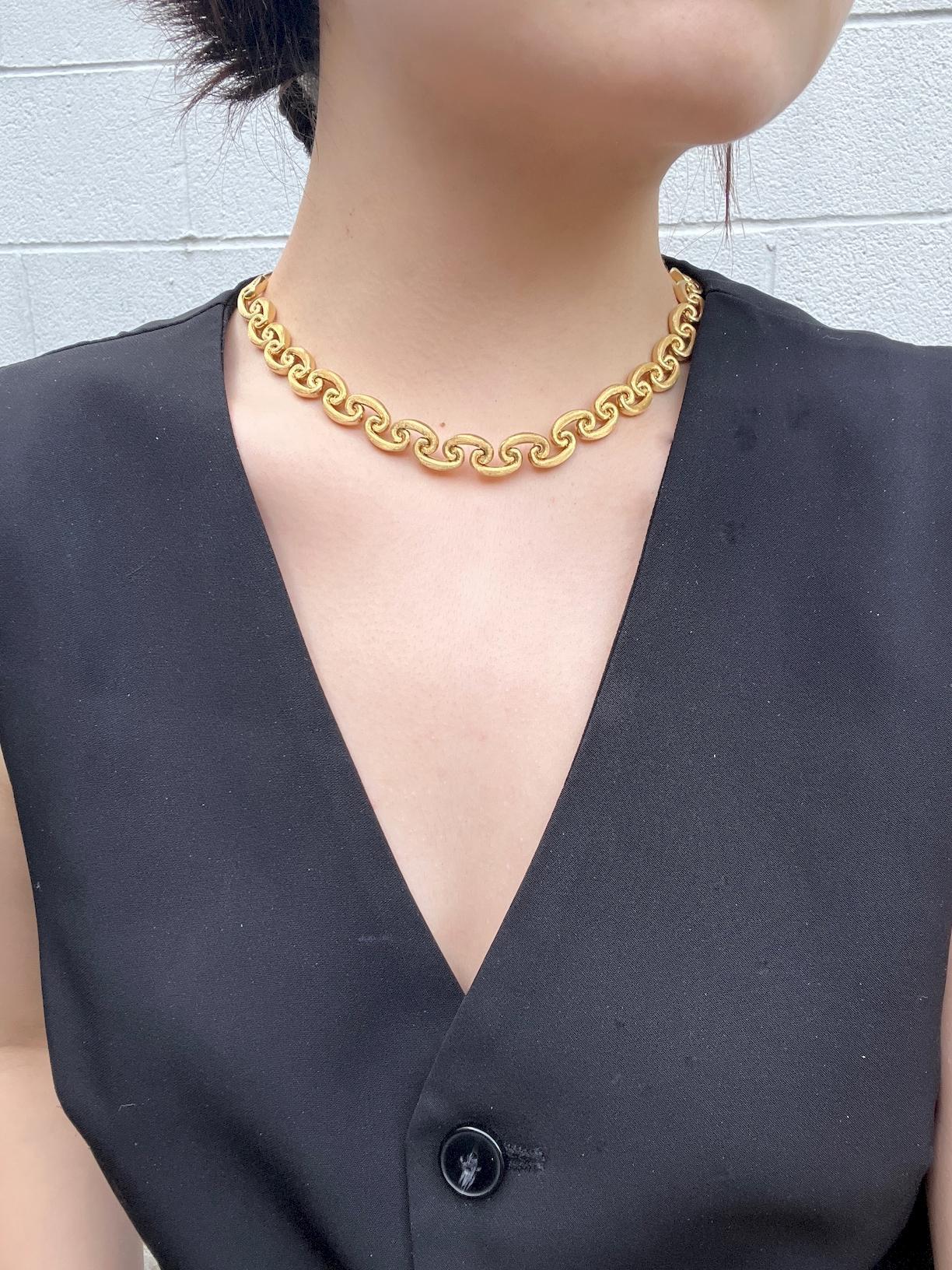 Vintage Chiampesan Gold 18K Mariner Chain Necklace 
Les maillons sont texturés et finis à la main. Les fermoirs sont montés avec deux pierres précieuses bleues.

Estampillé :
Chiampesan 18K Italie 0005703 

Dimensions approximatives :
43.3 cm