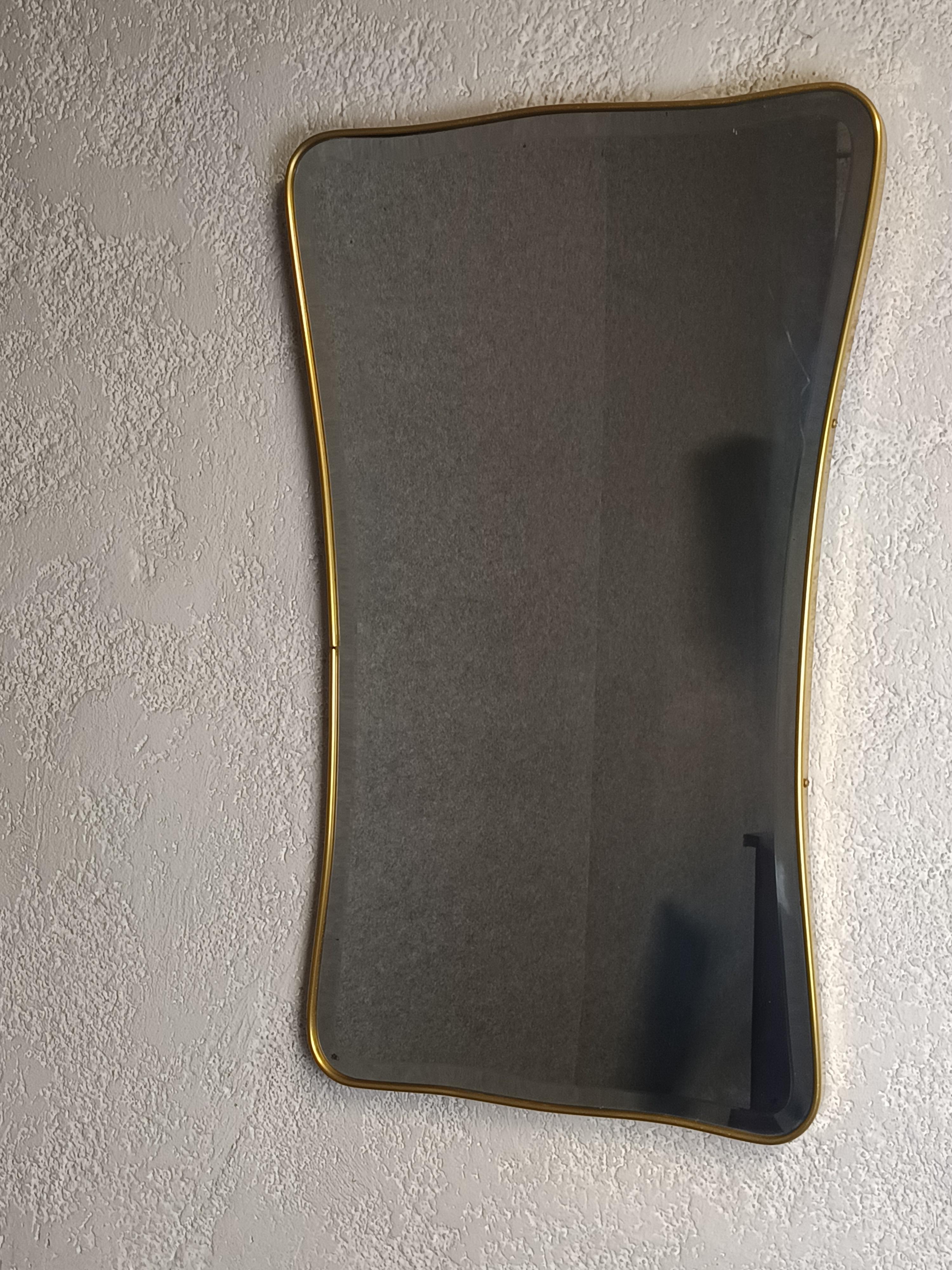 Ce miroir des années 1950 est un exemple sublime du design de l'époque, parfait pour intégrer un élément d'élégance raffinée dans n'importe quel espace.  Le miroir de mercure, connu pour sa capacité de réflexion supérieure, est astucieusement