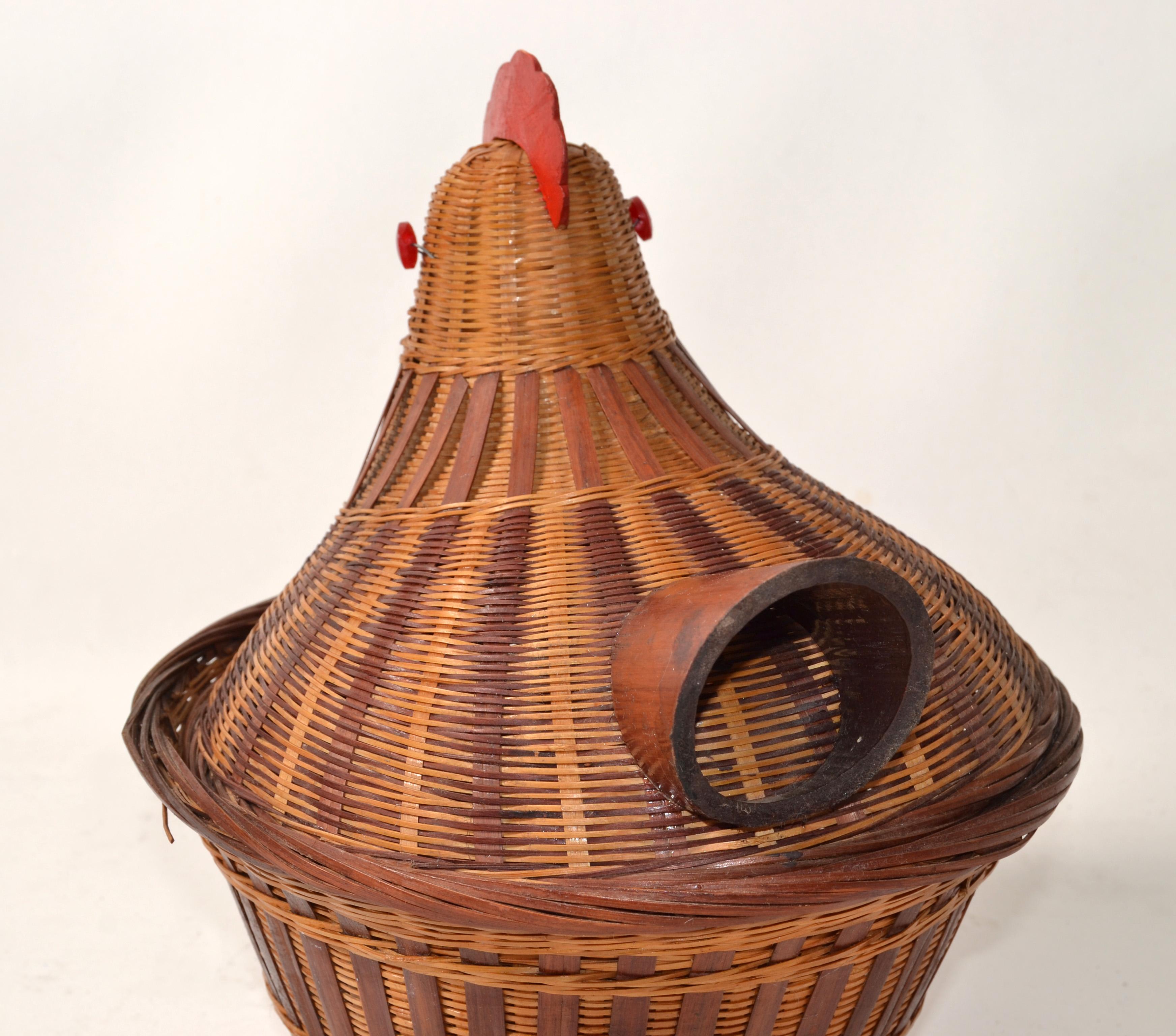 Handgewebter Korb mit Deckel aus Korb aus Korbweide und Holz und Bambus für Hühner, Volkskunst, 1960 (20. Jahrhundert) im Angebot