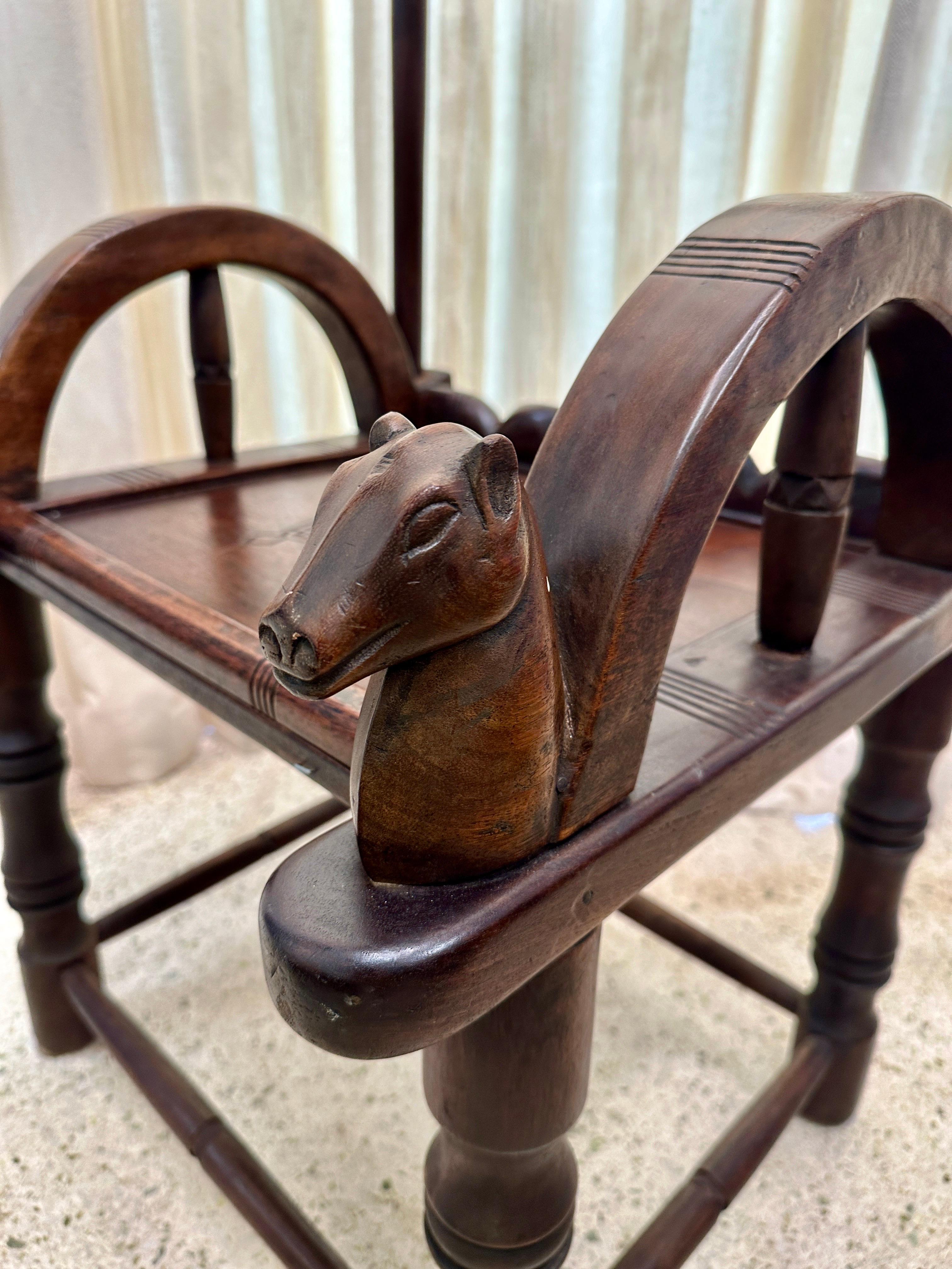 Chaise de chef ancienne et originale de la région de Baoulé, faite de sculptures traditionnelles et d'un dossier arqué.  La tribu des Baoulé de la Côte d'Ivoire, en Afrique de l'Ouest, est réputée pour son art tribal, ses sculptures et ses meubles.