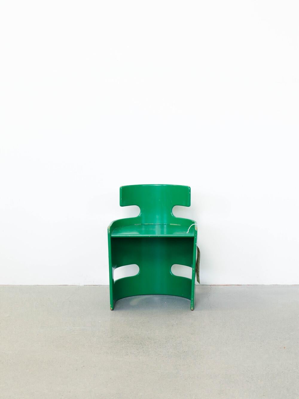 Schwedischer grüner Kinderstuhl im Vintage-Stil.