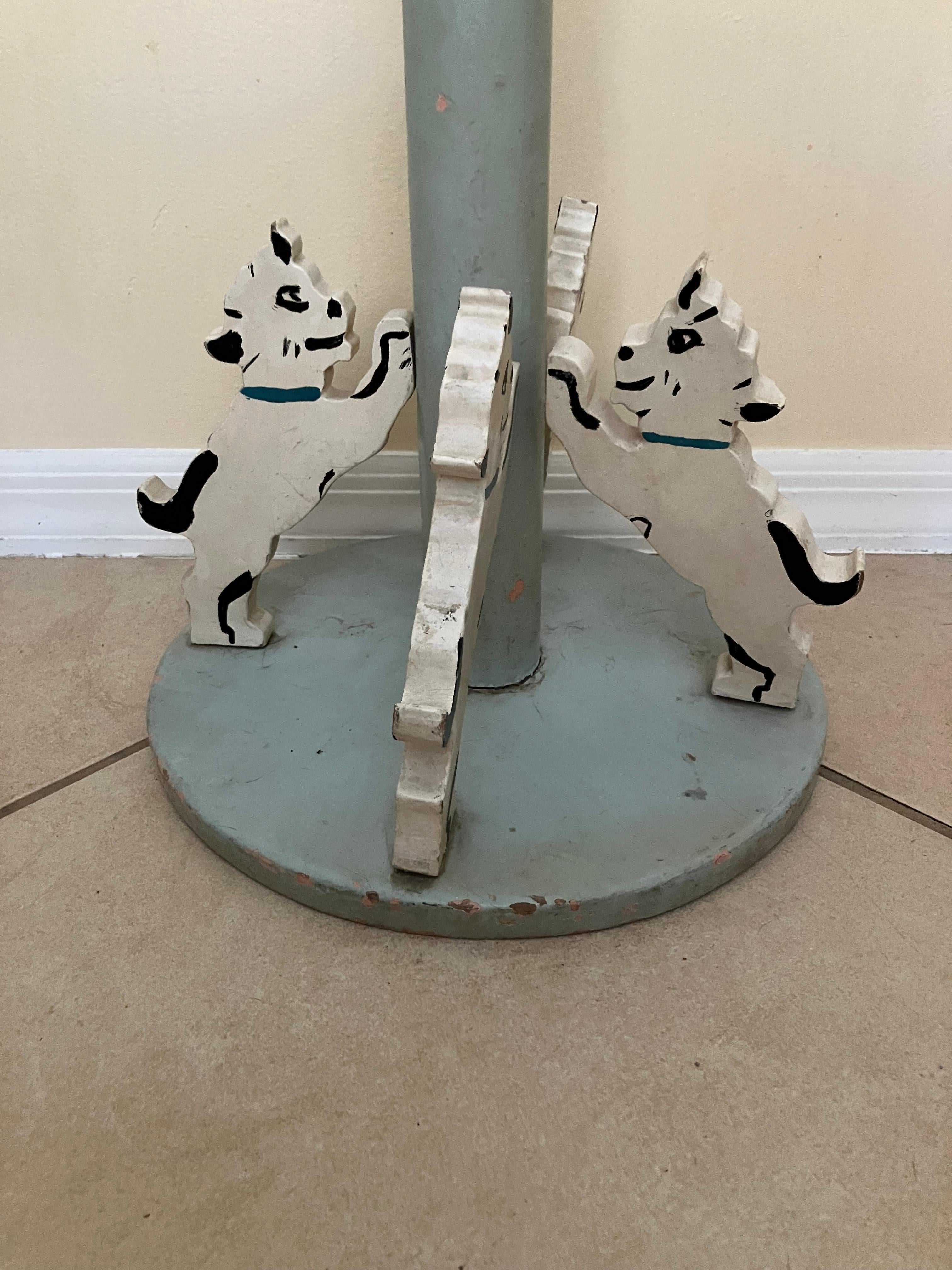 Magnifique porte-manteau d'enfant ancien. Cette pièce, qui semble être entièrement d'origine, y compris la peinture d'origine, date très probablement des années 1940 ou 1950, voire plus tôt. J'ai essayé de trouver un autre exemple en ligne, mais je