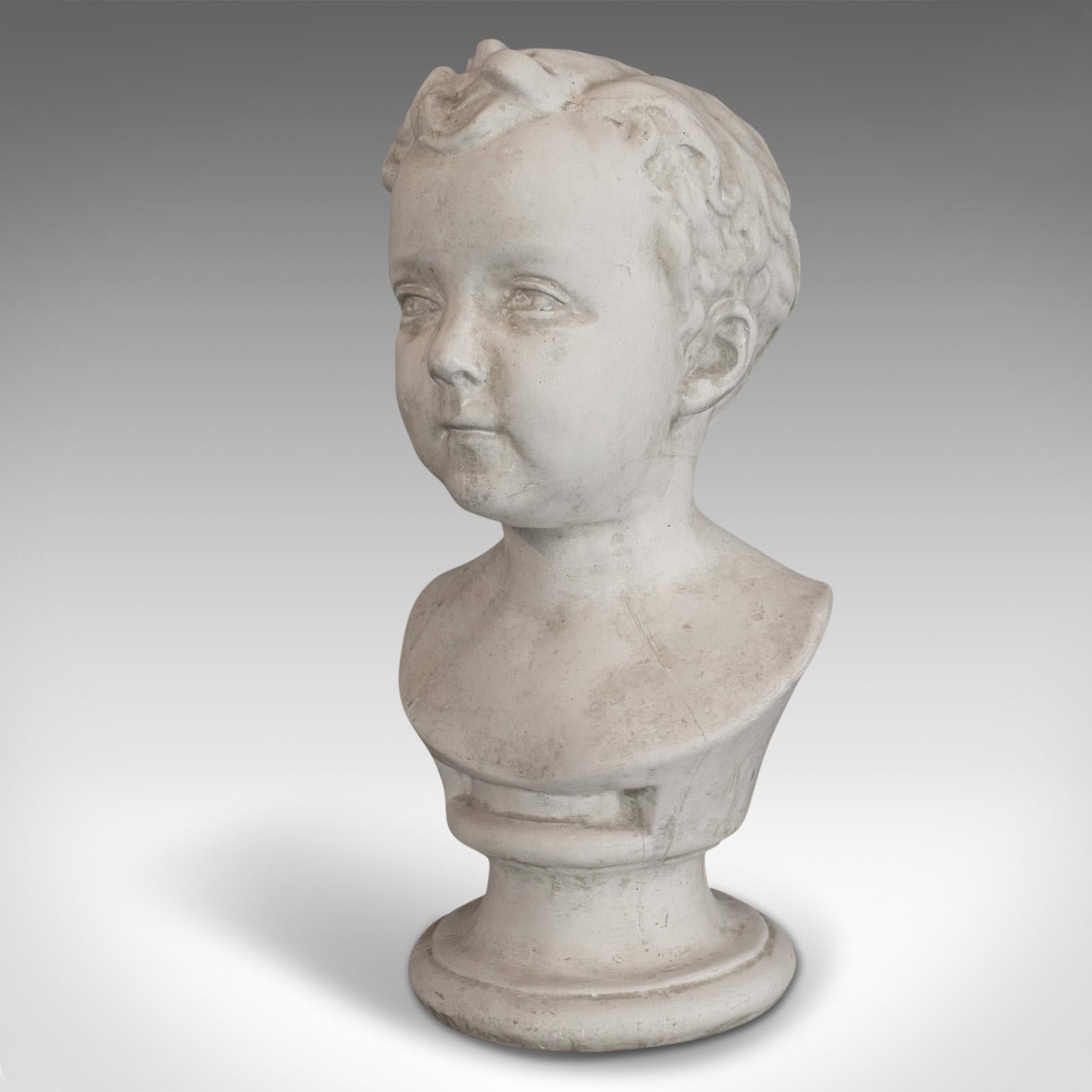 Anglais Buste d'enfant vintage anglais, plâtre, étude, jeune garçon, 20ème siècle en vente