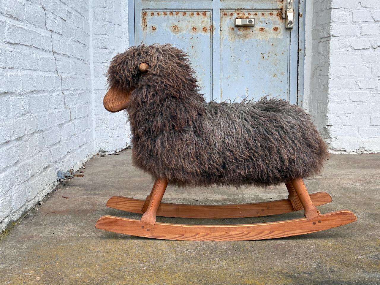 Vintage Children’s Rocking Sheep by Povl Kjer in solid pine & Gotland sheepskin In Fair Condition For Sale In Krefeld, DE