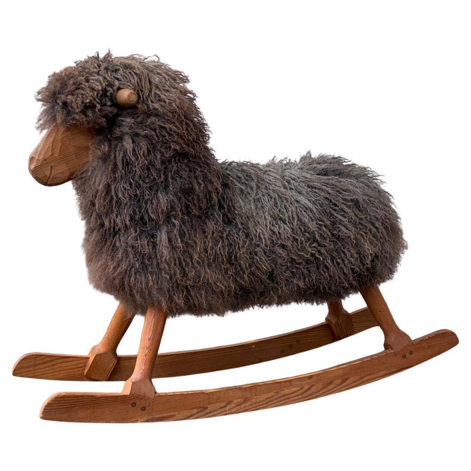 Mouton à bascule vintage pour enfants de Povl Kjer en pin massif et peau de mouton du Gotland