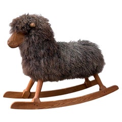 Mouton à bascule vintage pour enfants de Povl Kjer en pin massif et peau de mouton du Gotland