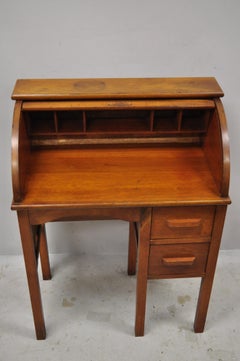 Vintage Children's Size Bureau d'écriture à cylindre et chaises d'école:: un ensemble