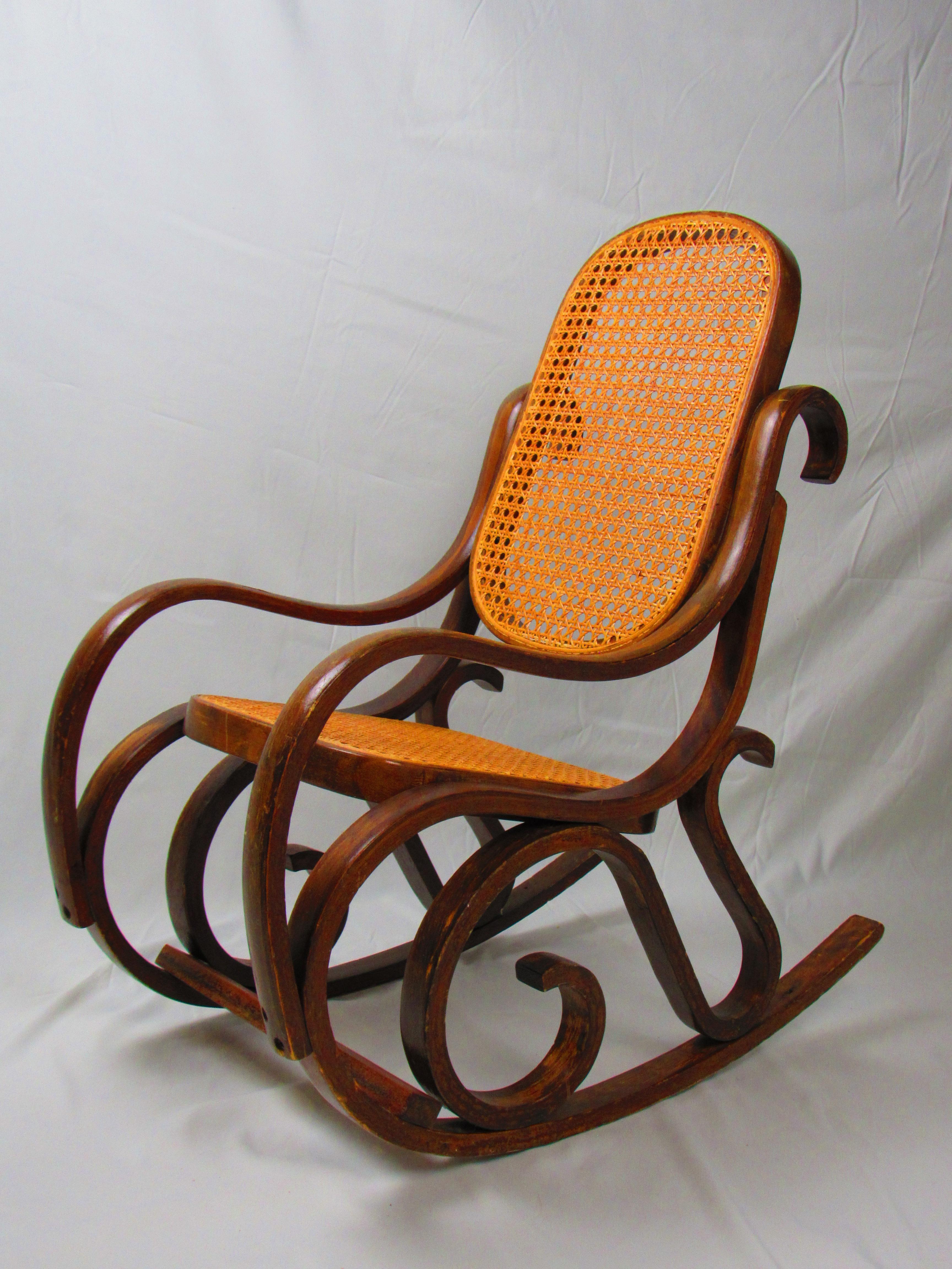 Vintage children’s Thonet rocking chair For Sale 7