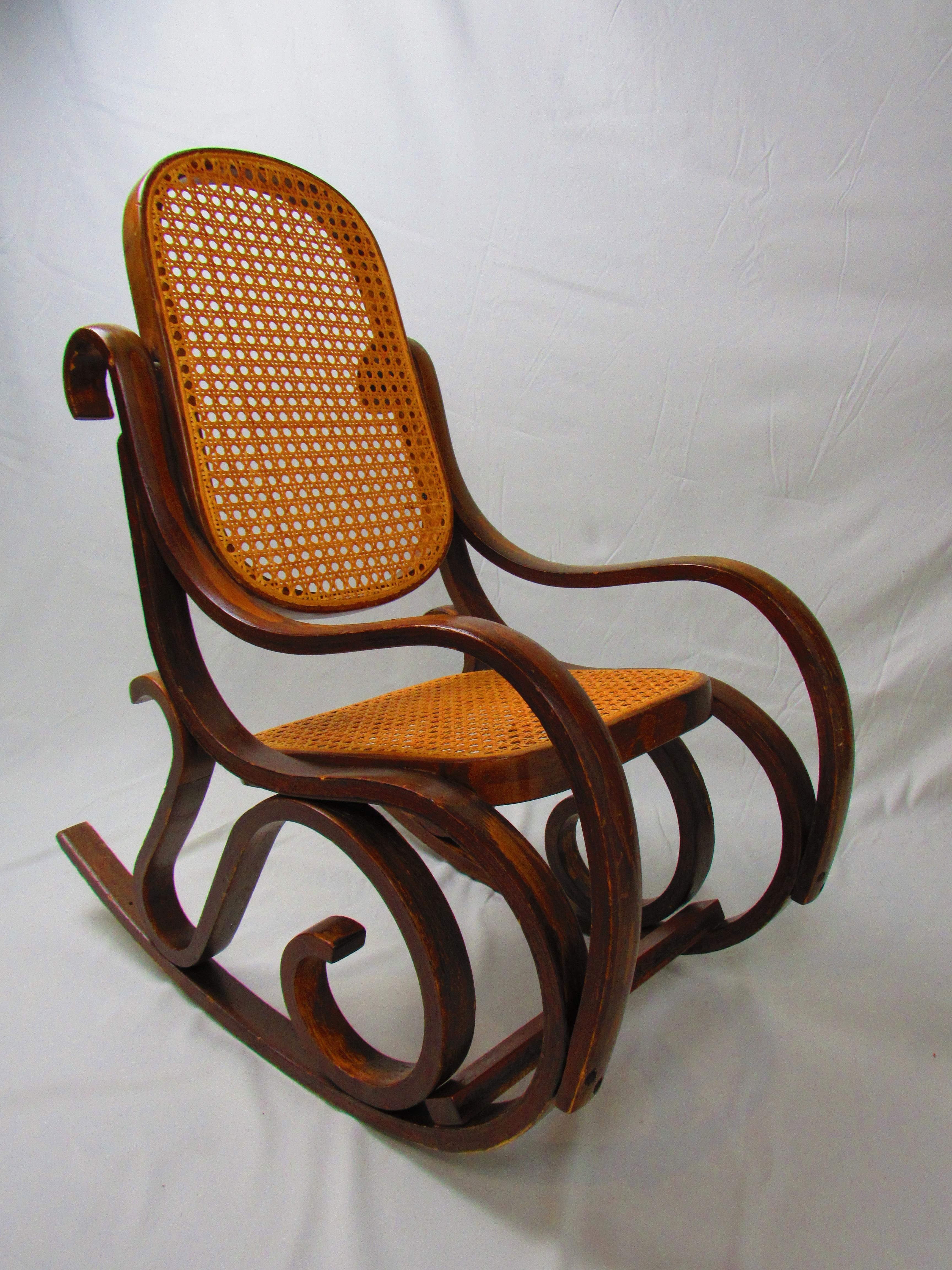 Vintage children’s Thonet rocking chair In Good Condition For Sale In San Francisco, US