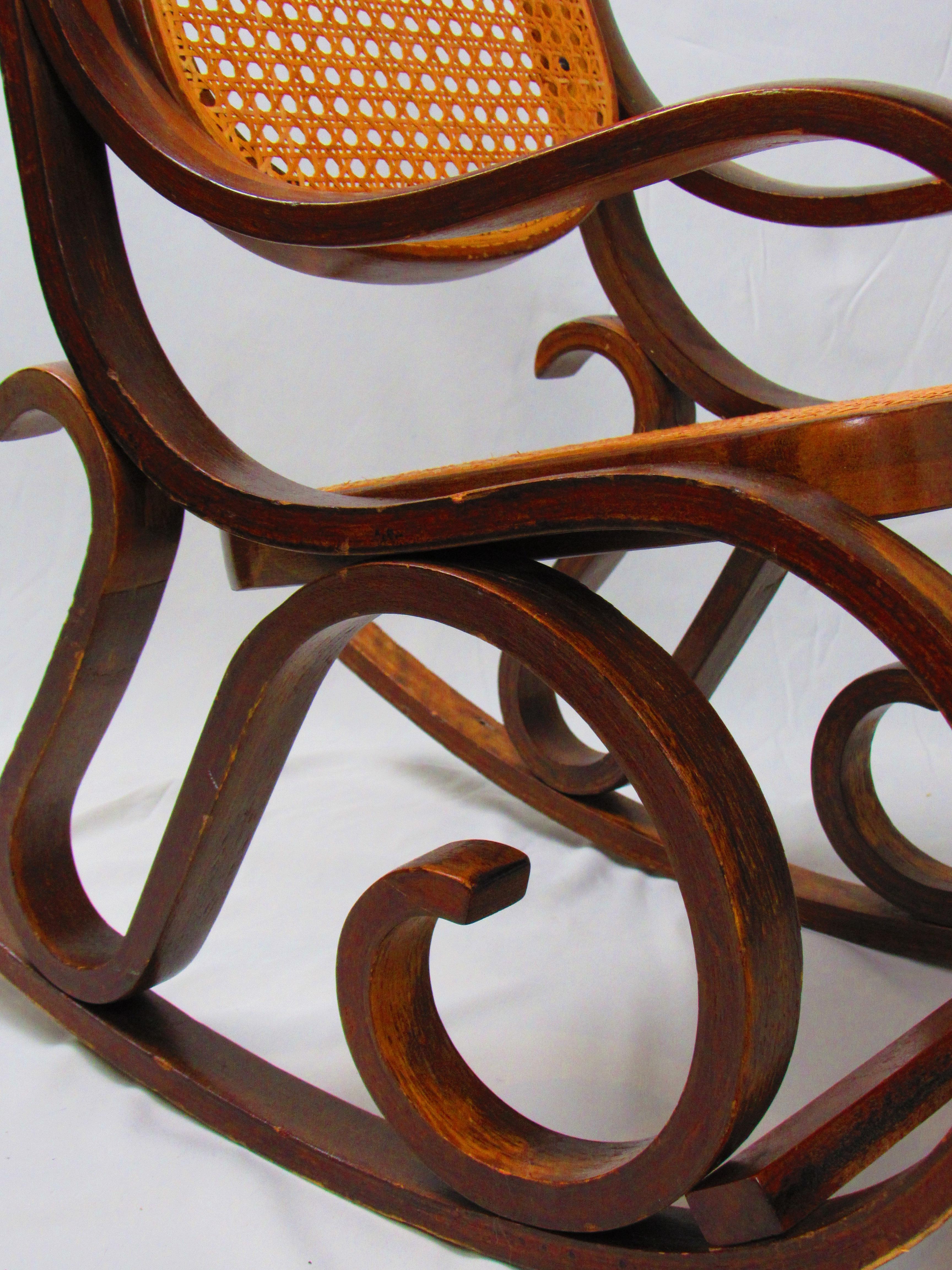 Wicker Vintage children’s Thonet rocking chair For Sale