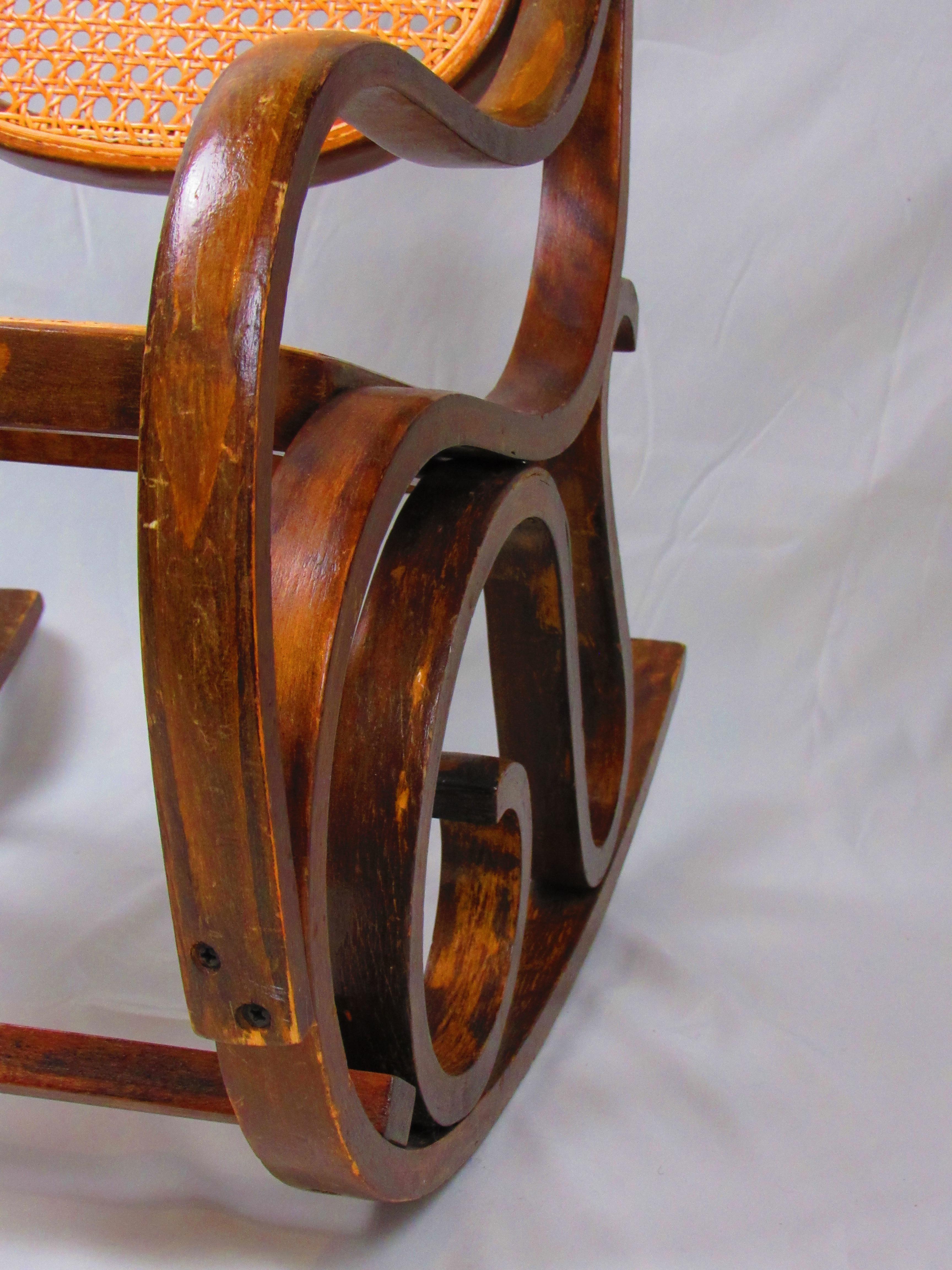 Vintage children’s Thonet rocking chair For Sale 1