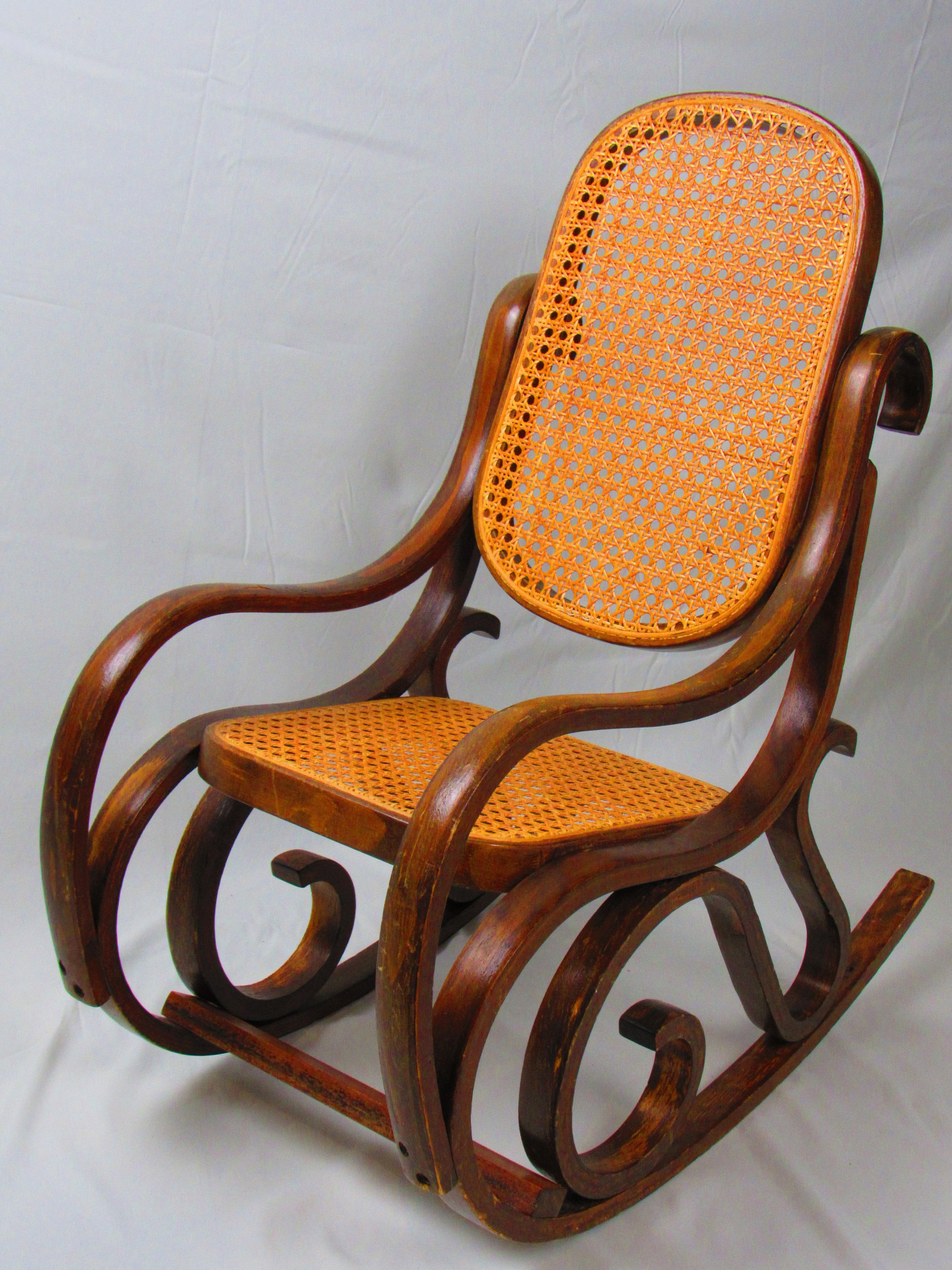 Vintage children’s Thonet rocking chair For Sale 2