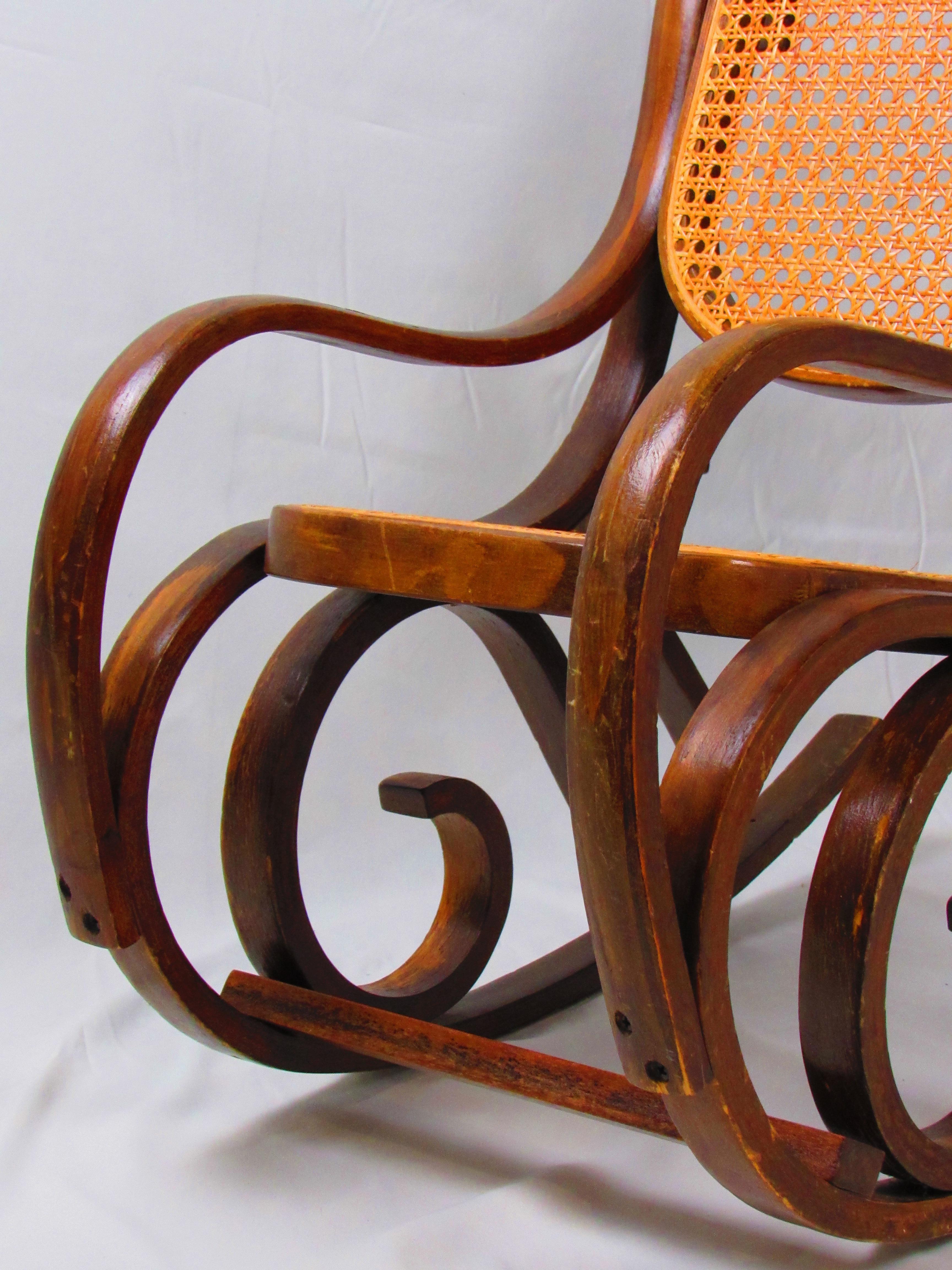 Vintage children’s Thonet rocking chair For Sale 4