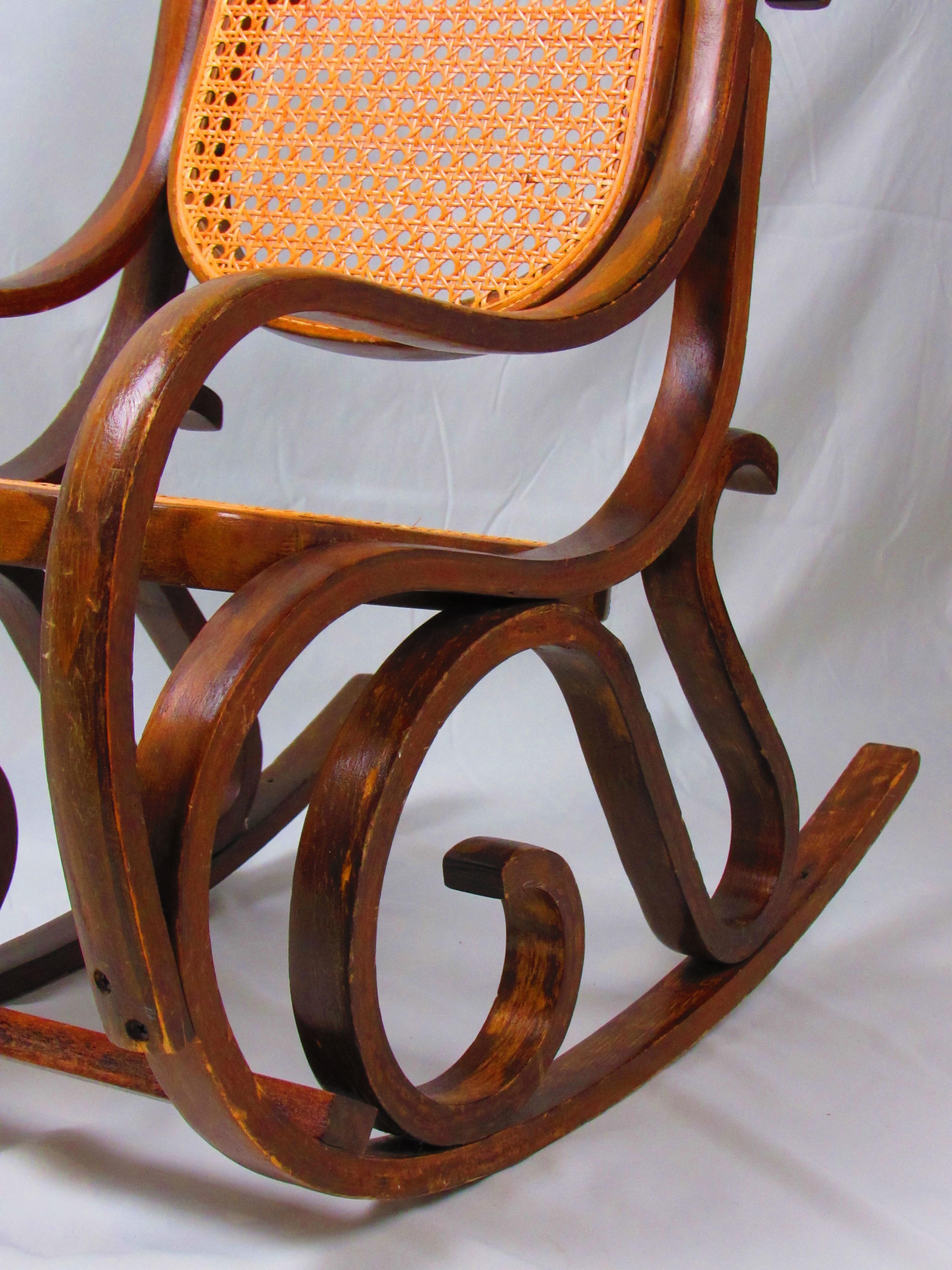 Vintage children’s Thonet rocking chair For Sale 5