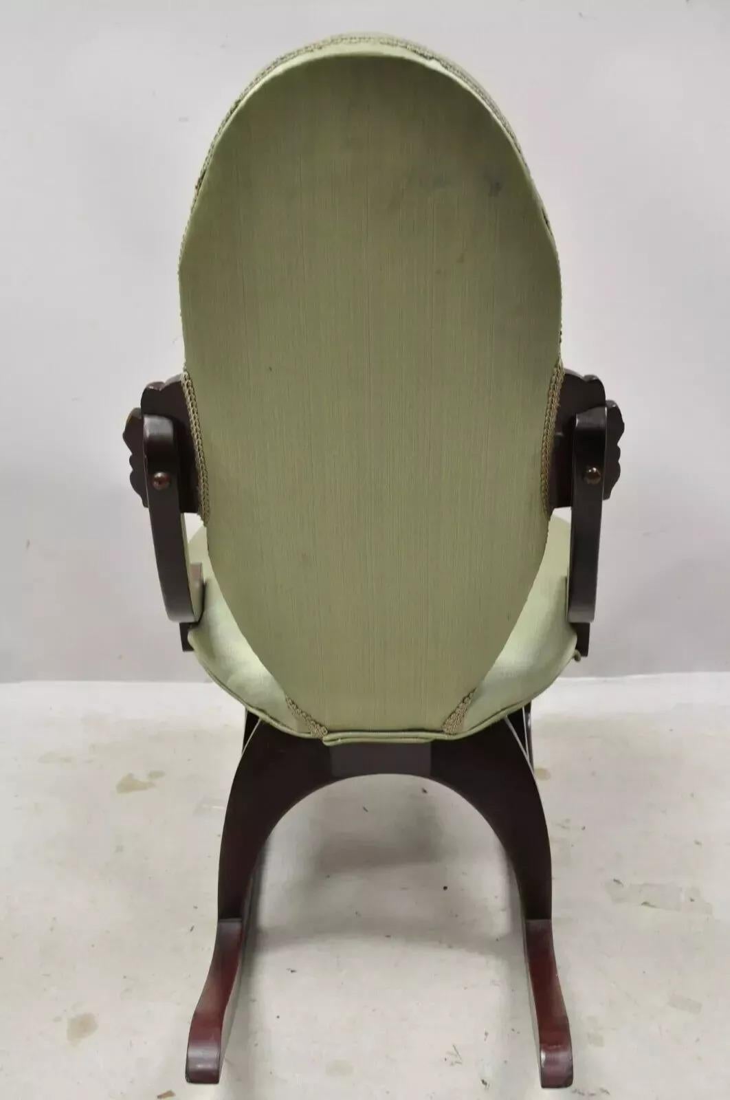 Sedia a dondolo vintage per bambini di piccole dimensioni in legno di ciliegio Greene & Greene in vendita 3